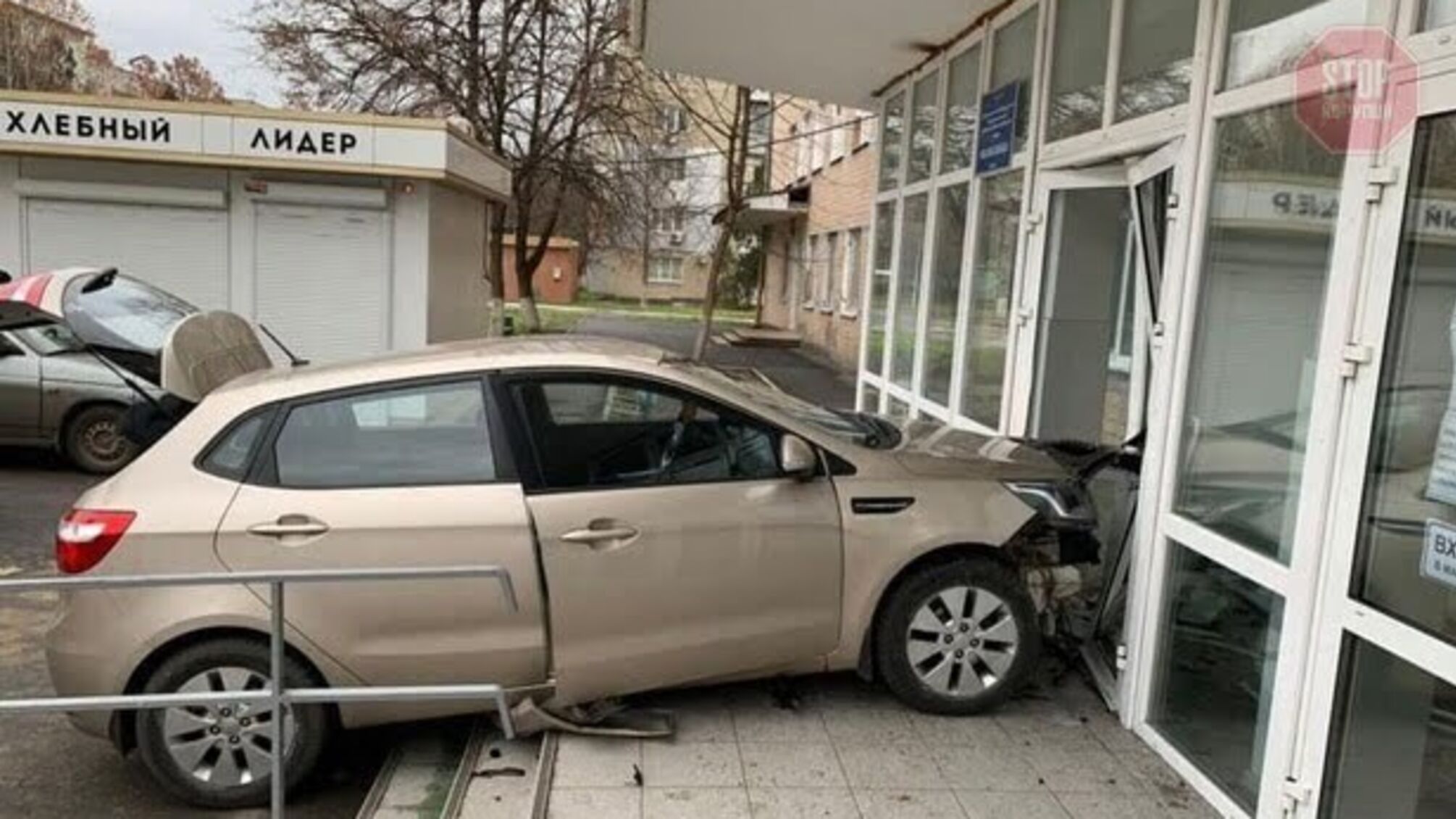 На Одещині автівка протаранила головний вхід поліклініки