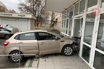 На Одещині автівка протаранила головний вхід поліклініки