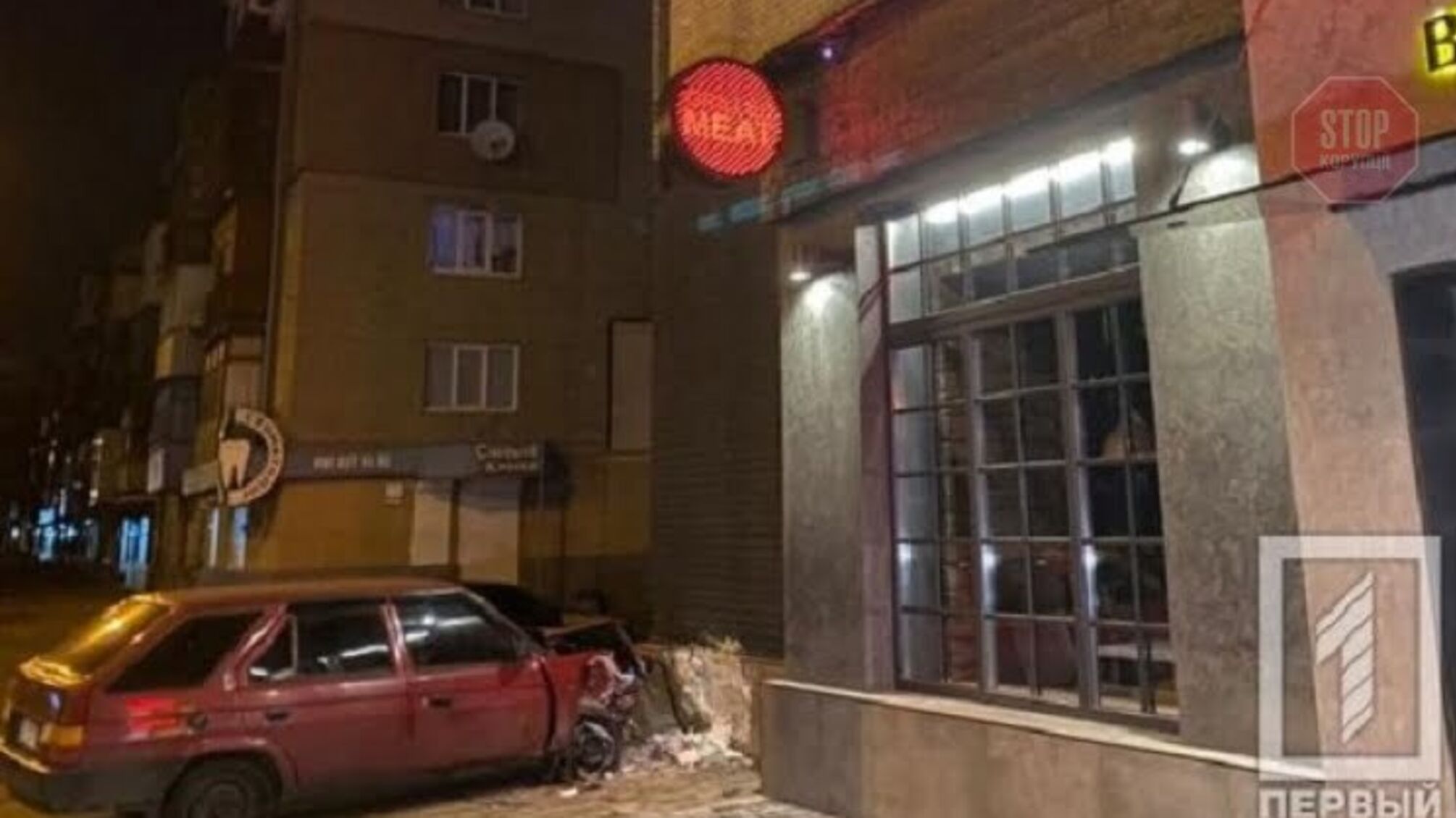 На Дніпропетровщині авто протаранило будівлю ресторану, є постраждалі (фото)
