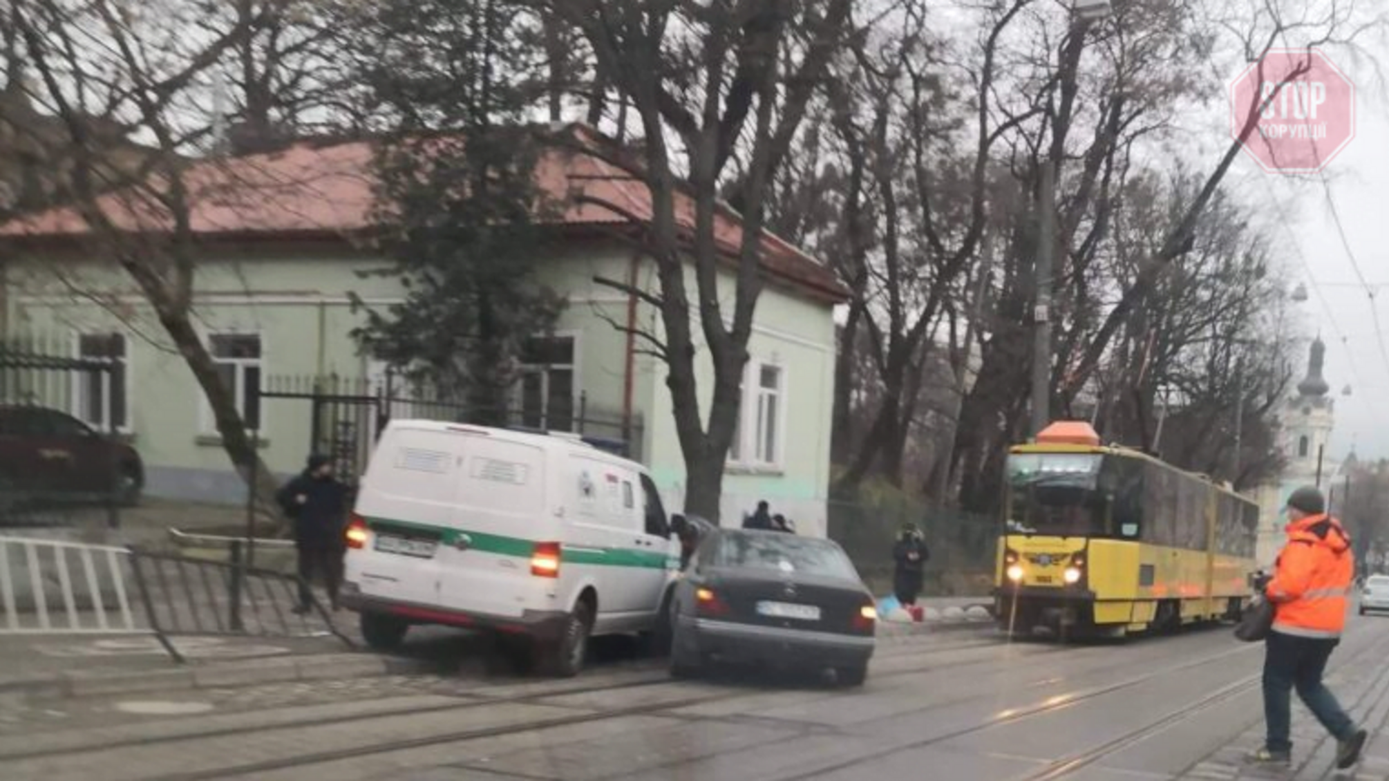 У Львові авто інкасаторів протаранило легковик (відео)