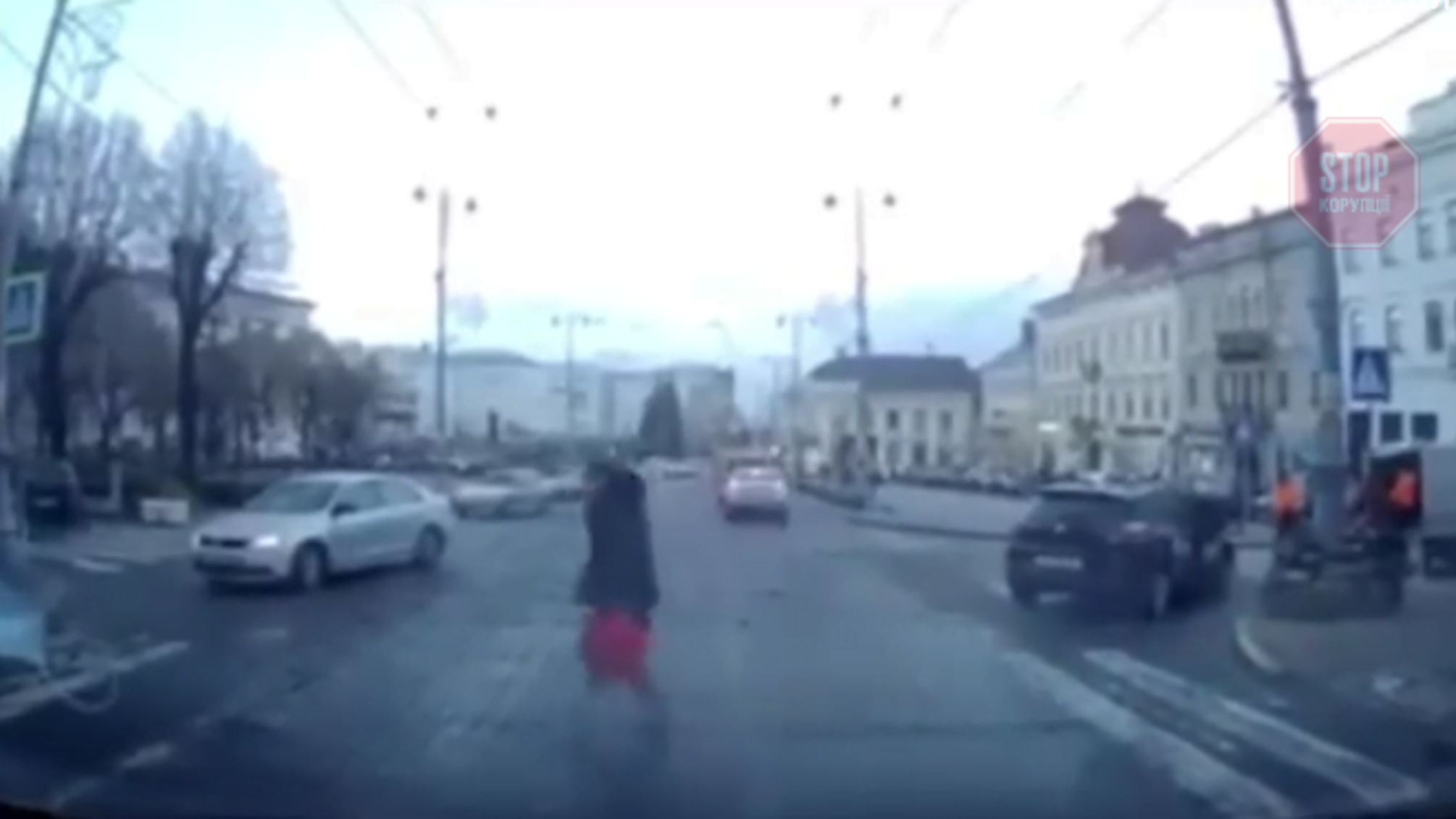 У Чернівцях поліцейське авто збило жінку (відео 18+)