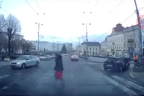 У Чернівцях поліцейське авто збило жінку (відео 18+)