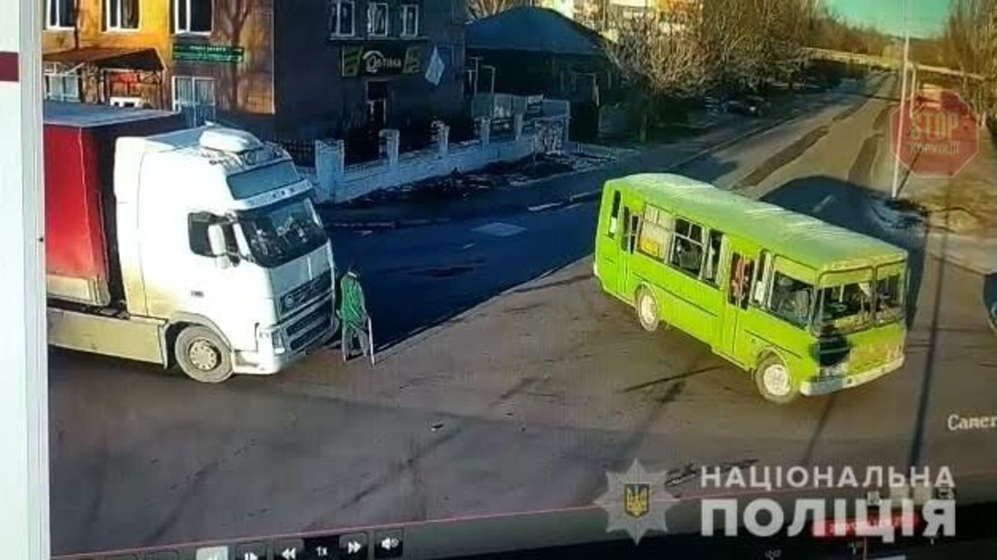 На Луганщині водій вантажівки збив на смерть пішохода та поїхав далі (фото)