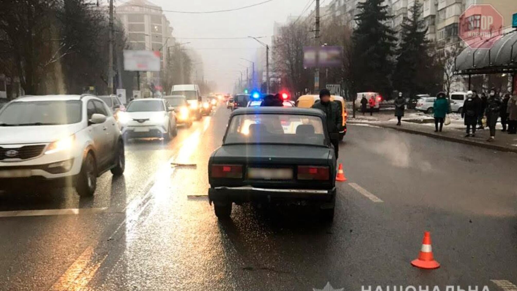 У Чернівцях чоловік вибіг на дорогу під колеса автівки (фото)