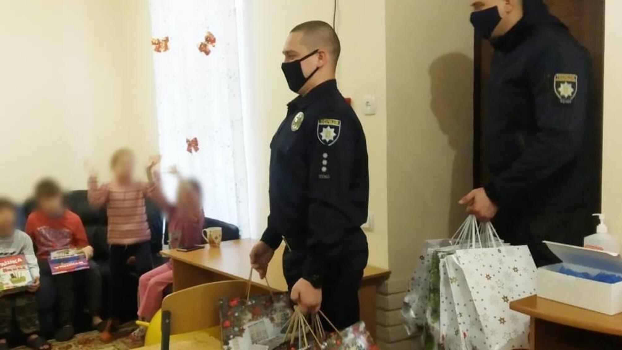 Поліцейські відвідали маленьких мешканців одеського реабілітаційного центру допомоги постраждалим від домашнього насильства