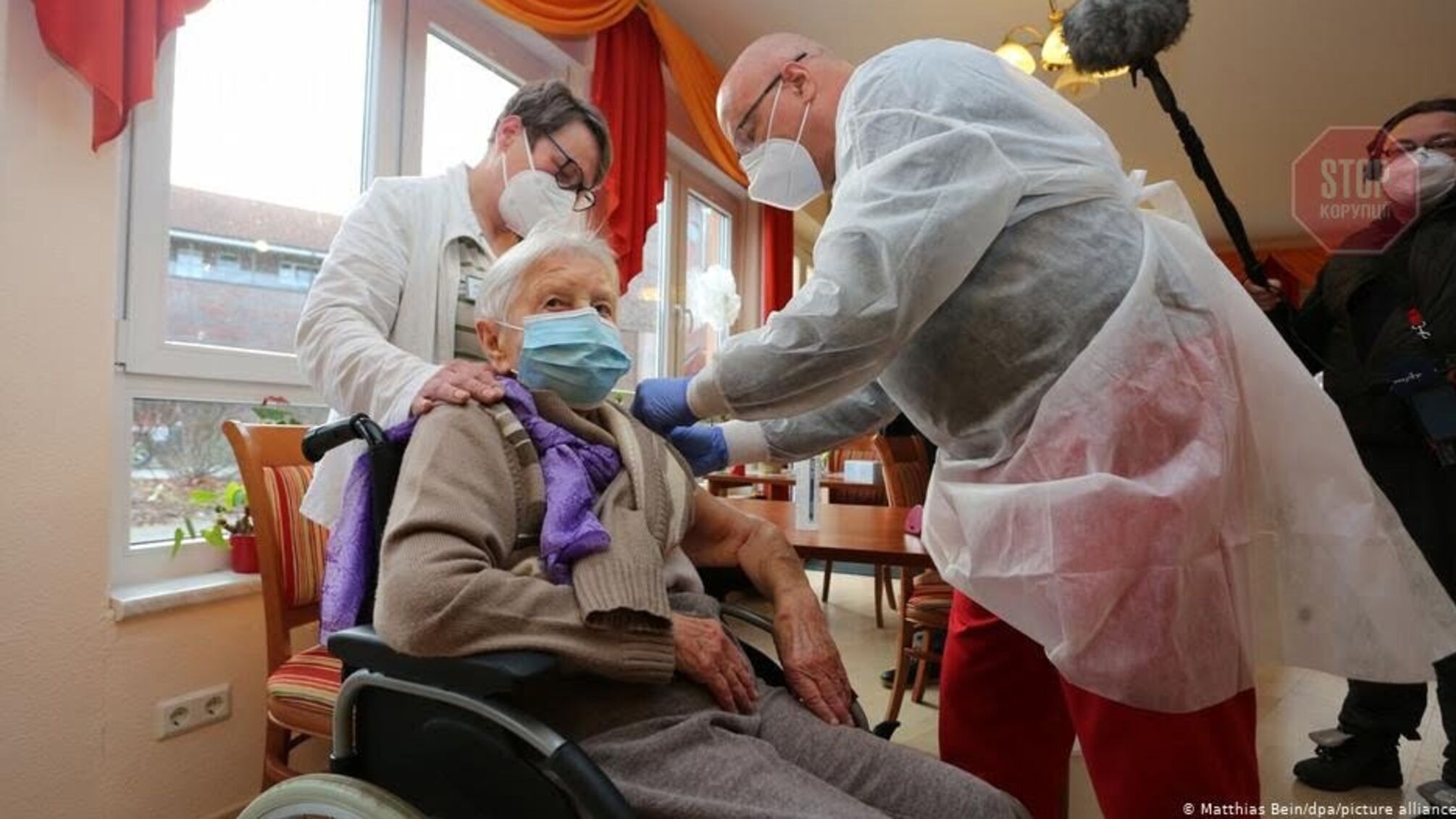 Першою вакцину від COVID-19 в Німеччині отримала 101-річна жінка