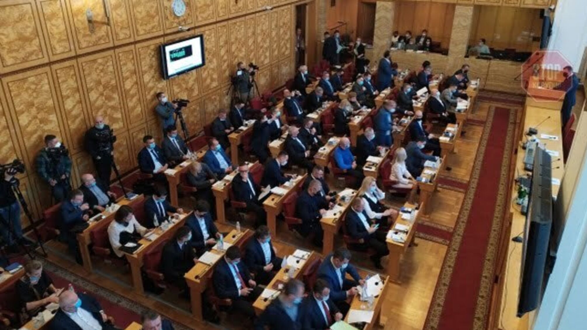Партія закарпатських угорців відмовилася обирати голову облради і покинула сесійну залу