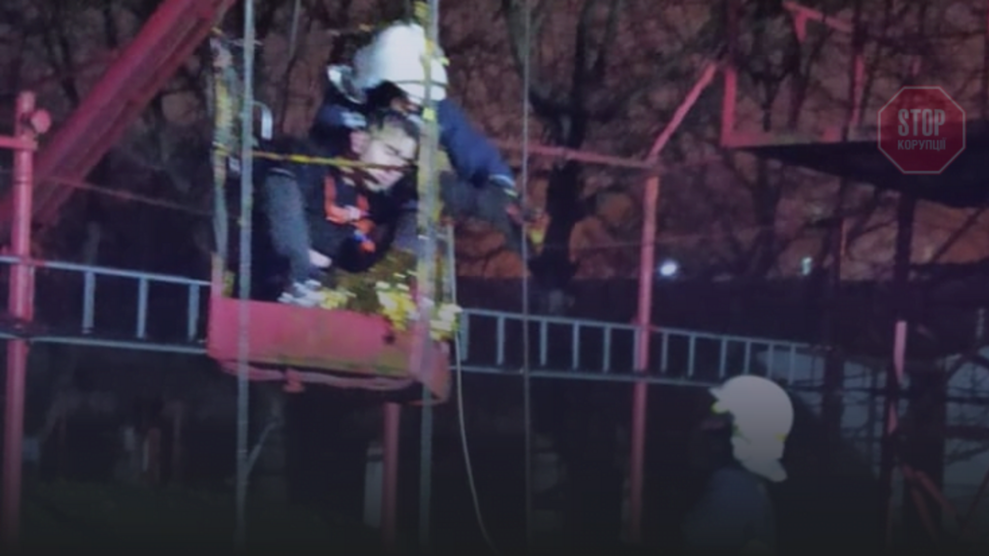 Хотів стрибнути з телевізійної вежі: у Франківську від самогубства врятували чоловіка