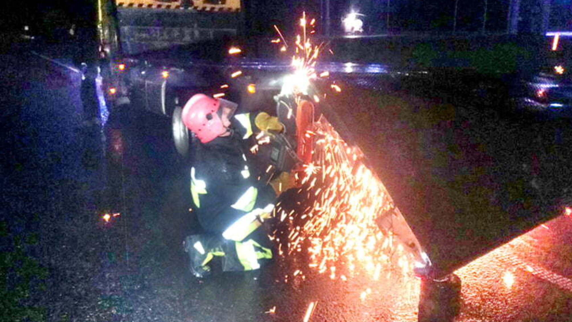 На Хмельниччині рятувальники ліквідували наслідки ДТП, у якій травмувався водій