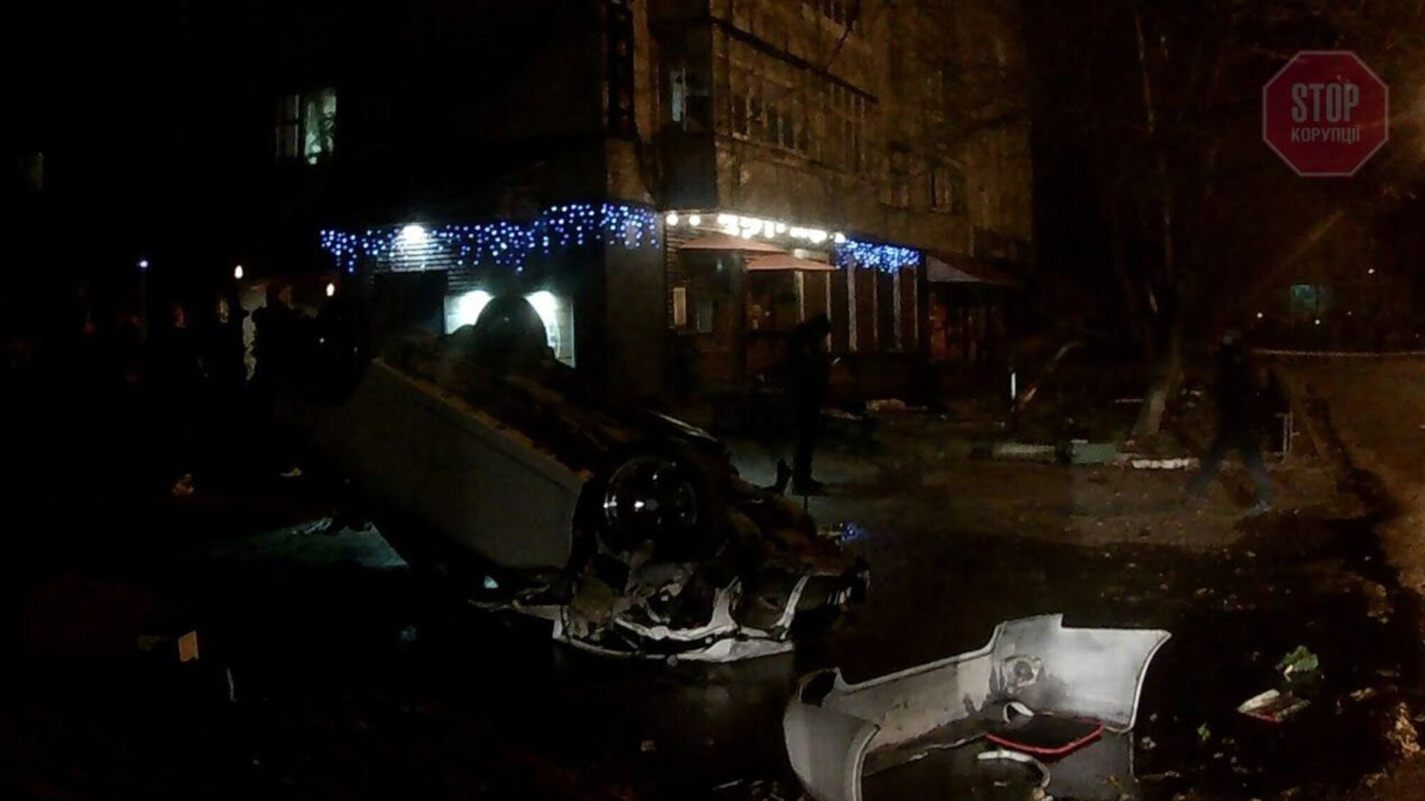 У Кам'янці-Подільському легковий автомобіль врізався у дерево, двоє людей загинули (фото)