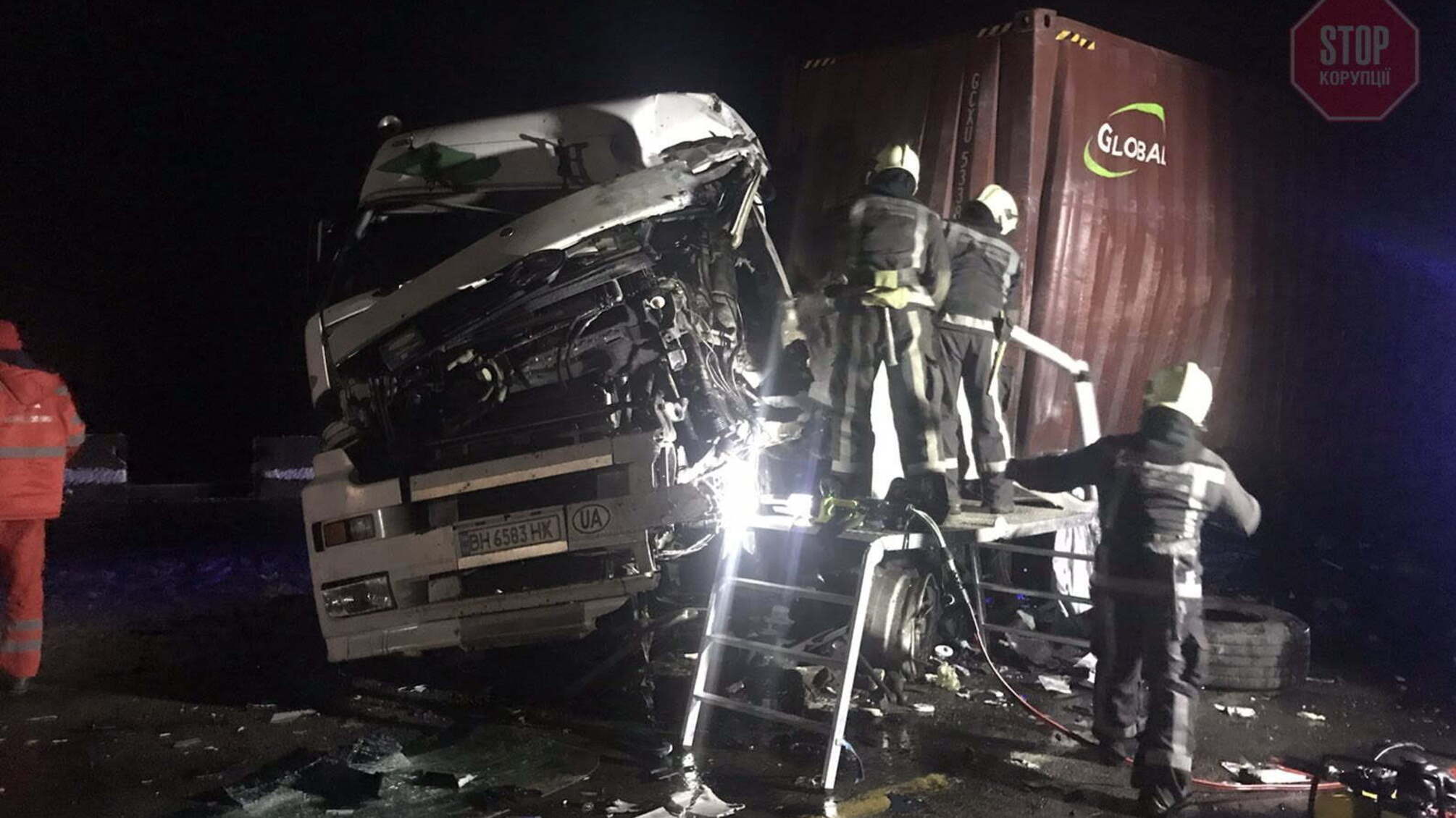 На Київщині сталася жахлива ДТП за участю двох вантажівок, є жертви (фото)