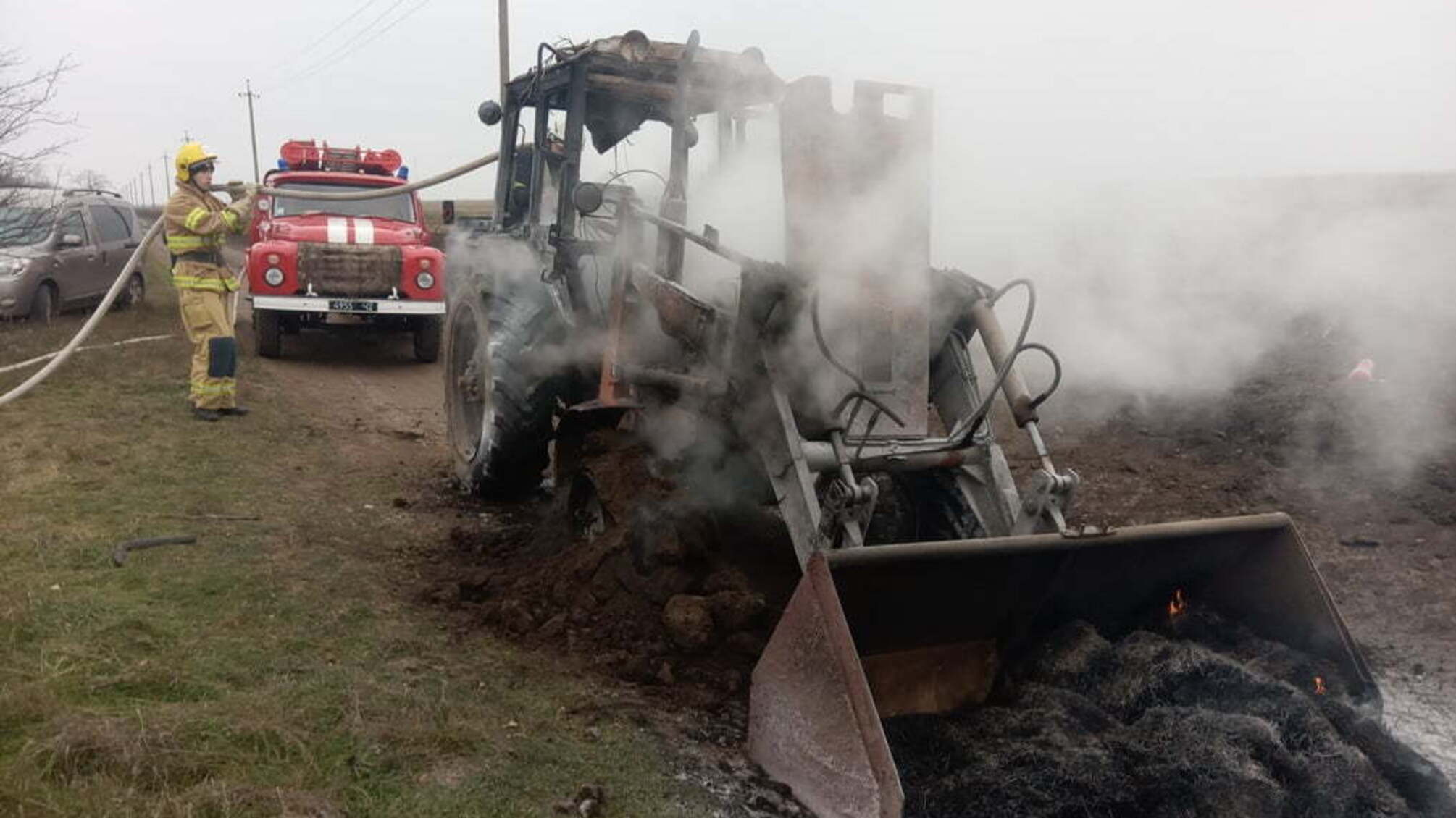 Херсонщина: нижньосірогозькі рятувальники ліквідували займання трактора