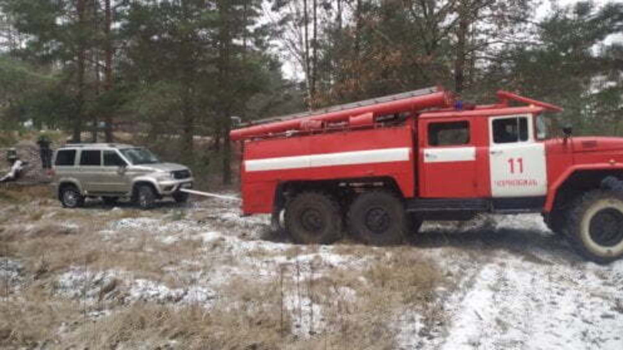 Київська область: унаслідок неспритливих погодних умов автівка опинилась перевернутою у кюветі
