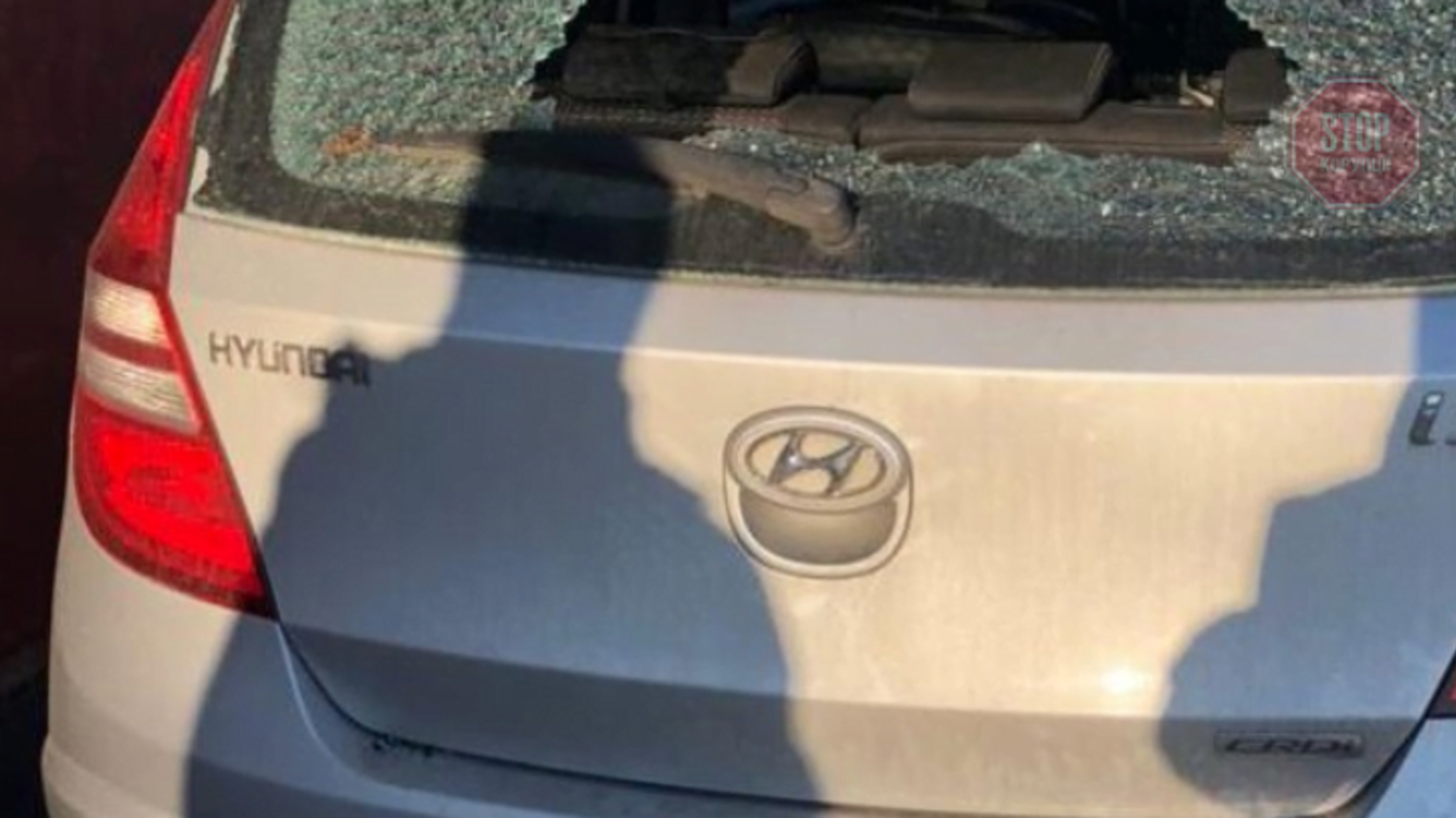 У Житомирі правоохоронці затримали зловмисника, який псував автівки і крав звідти майно