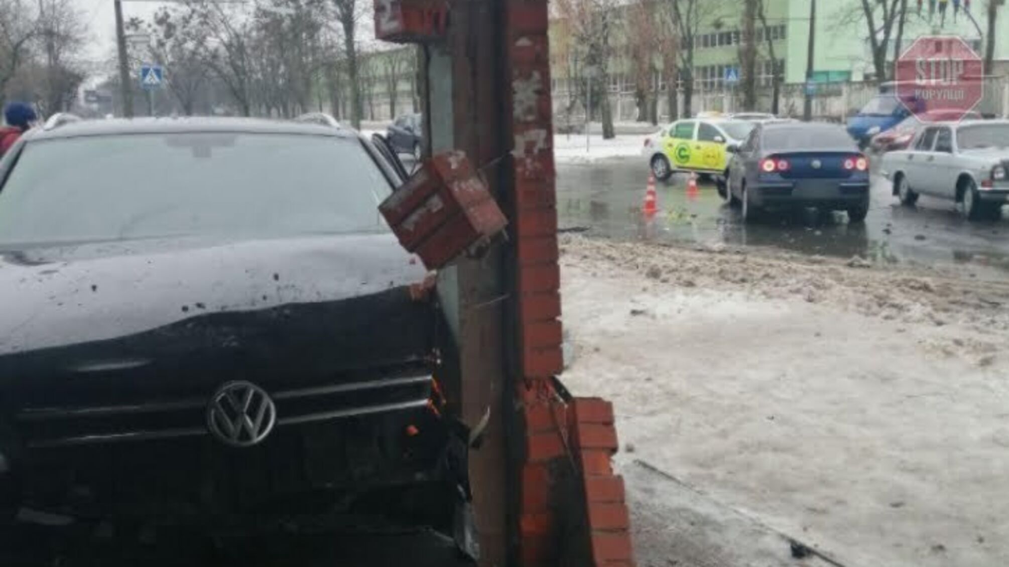 У Харкові іномарка протаранила зупинку громадського транспорту, є постраждалий