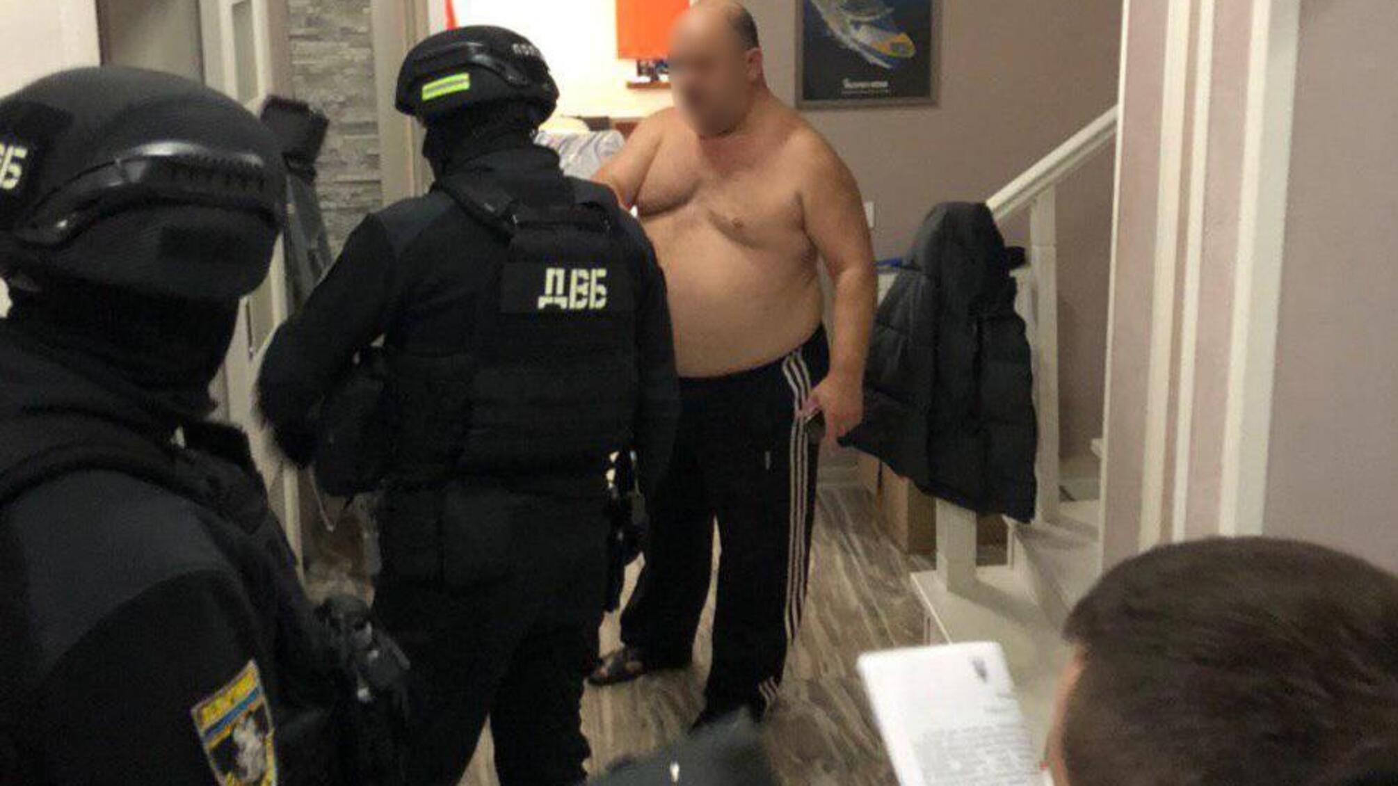 Группу милиционеров и мирных жителей обвиняют в краже денег из квартиры киевлянин
