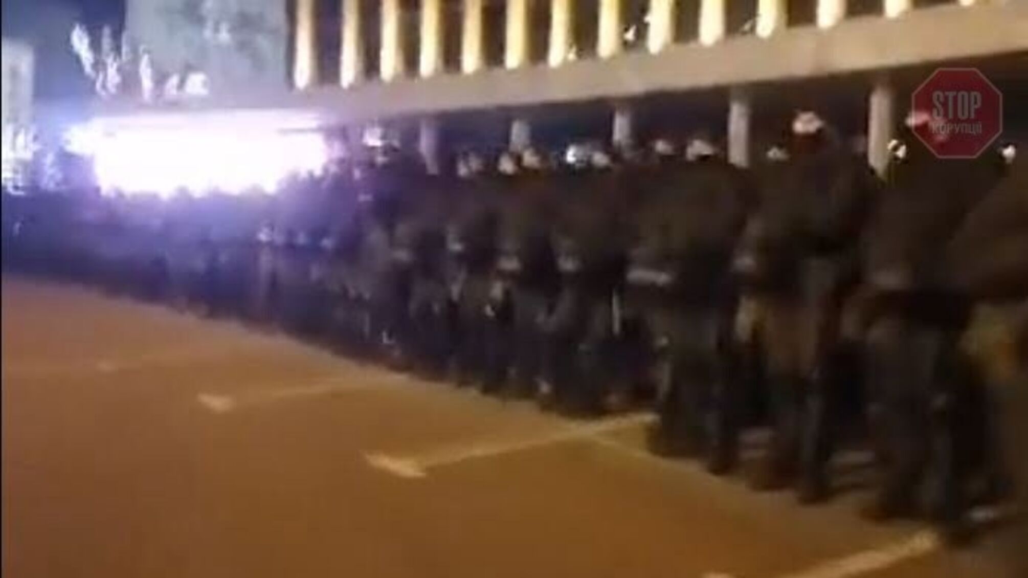 Концерт 'Кварталу' у Києві: біля палацу 'Україна' сотні поліцейських, туди йдуть ФОПи (відео)
