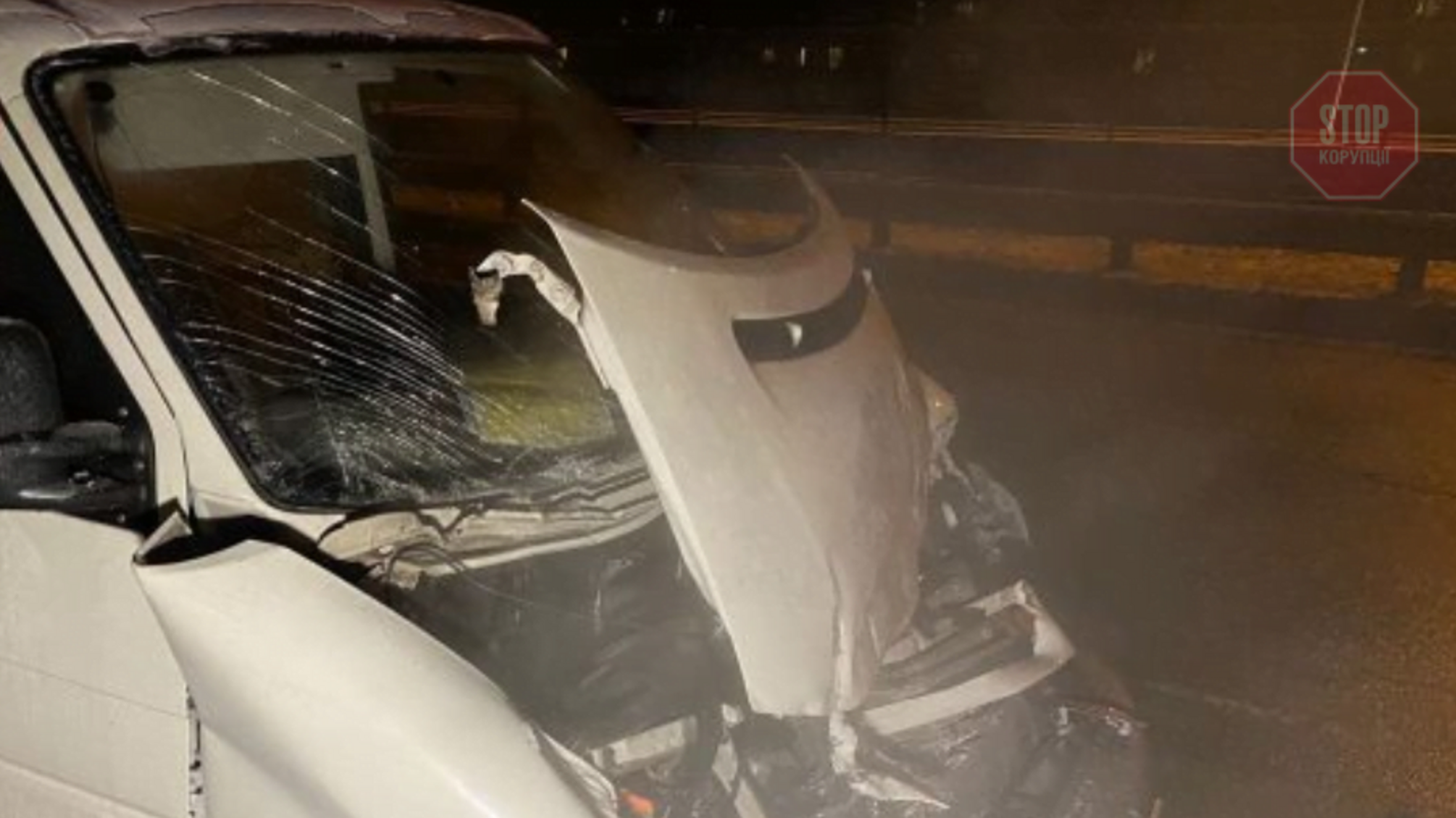 У столиці п'яний водій іномарки врізався в припарковане авто та почав стріляти у свідків аварії (фото, відео)