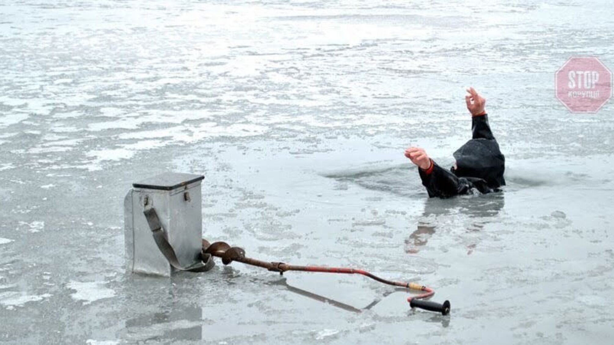 На Черкащині двоє рибалок дістали дитину з-під льоду, але самі загинули