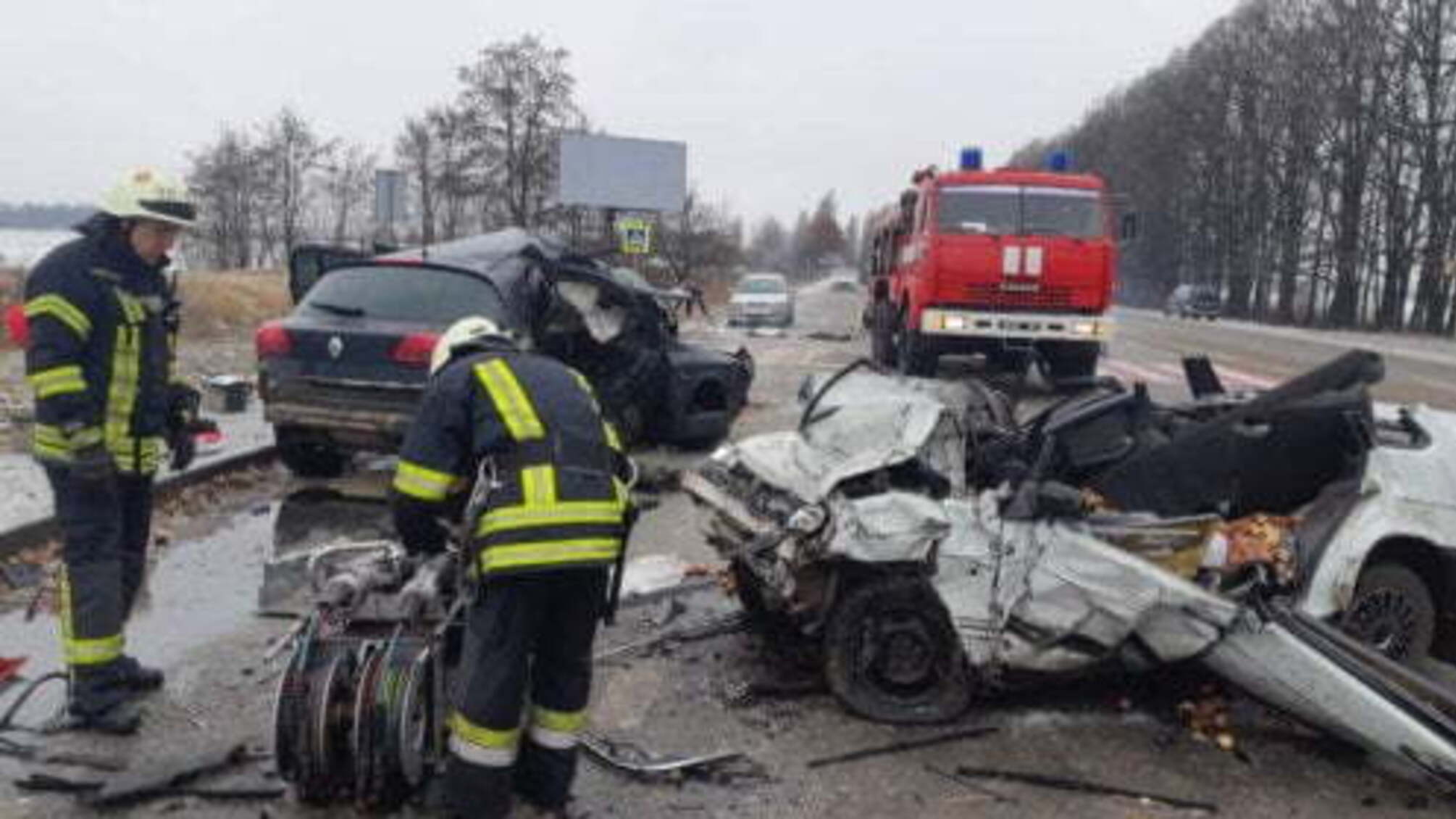 Київська область: внаслідок дорожньо-транспортної пригоди загинув водій, а за життя пасажира-підлітка боряться лікарі