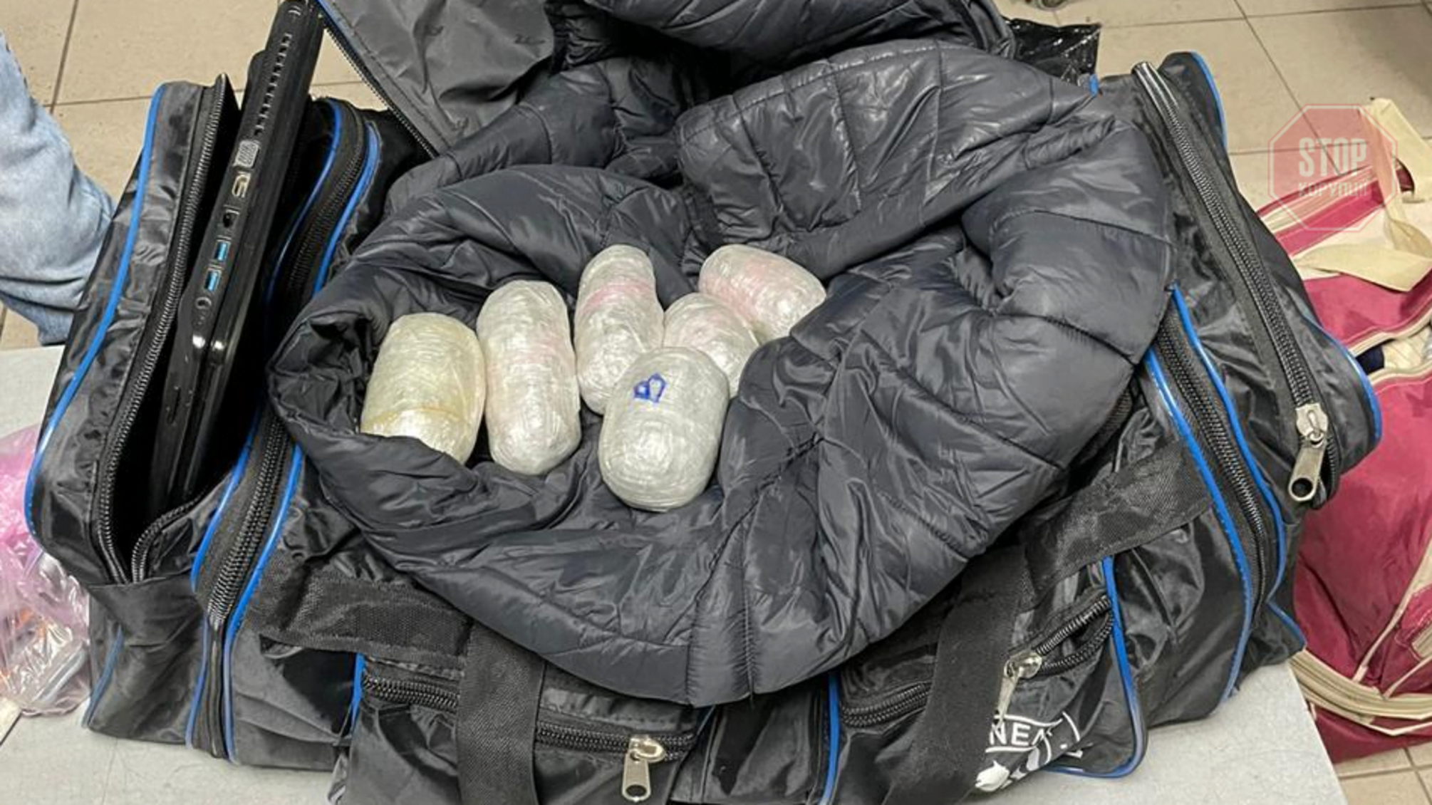 Українець намагався перевезти у Росію 6 пакунків з наркотиками (відео)