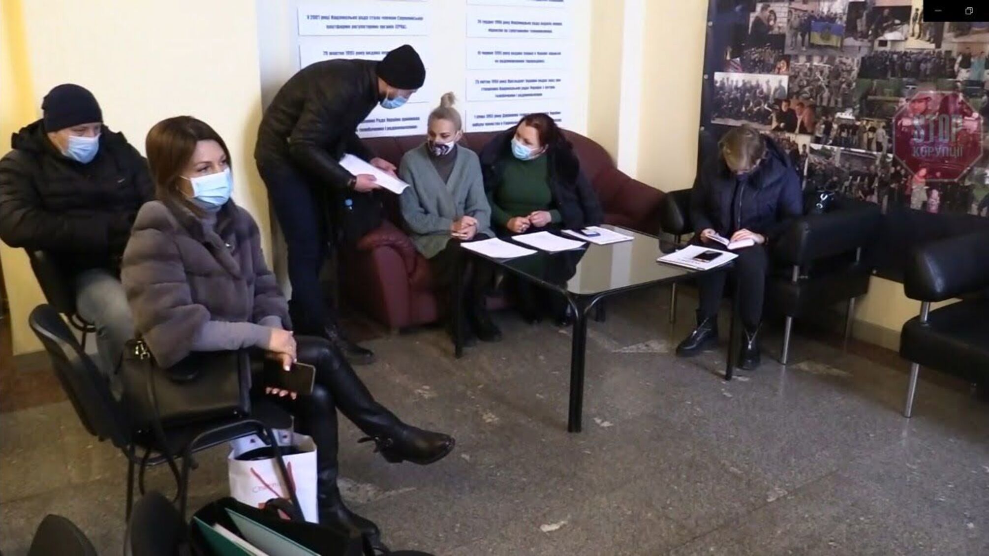 Пустили тільки за поріг: як Нацрада провела засідання у холі