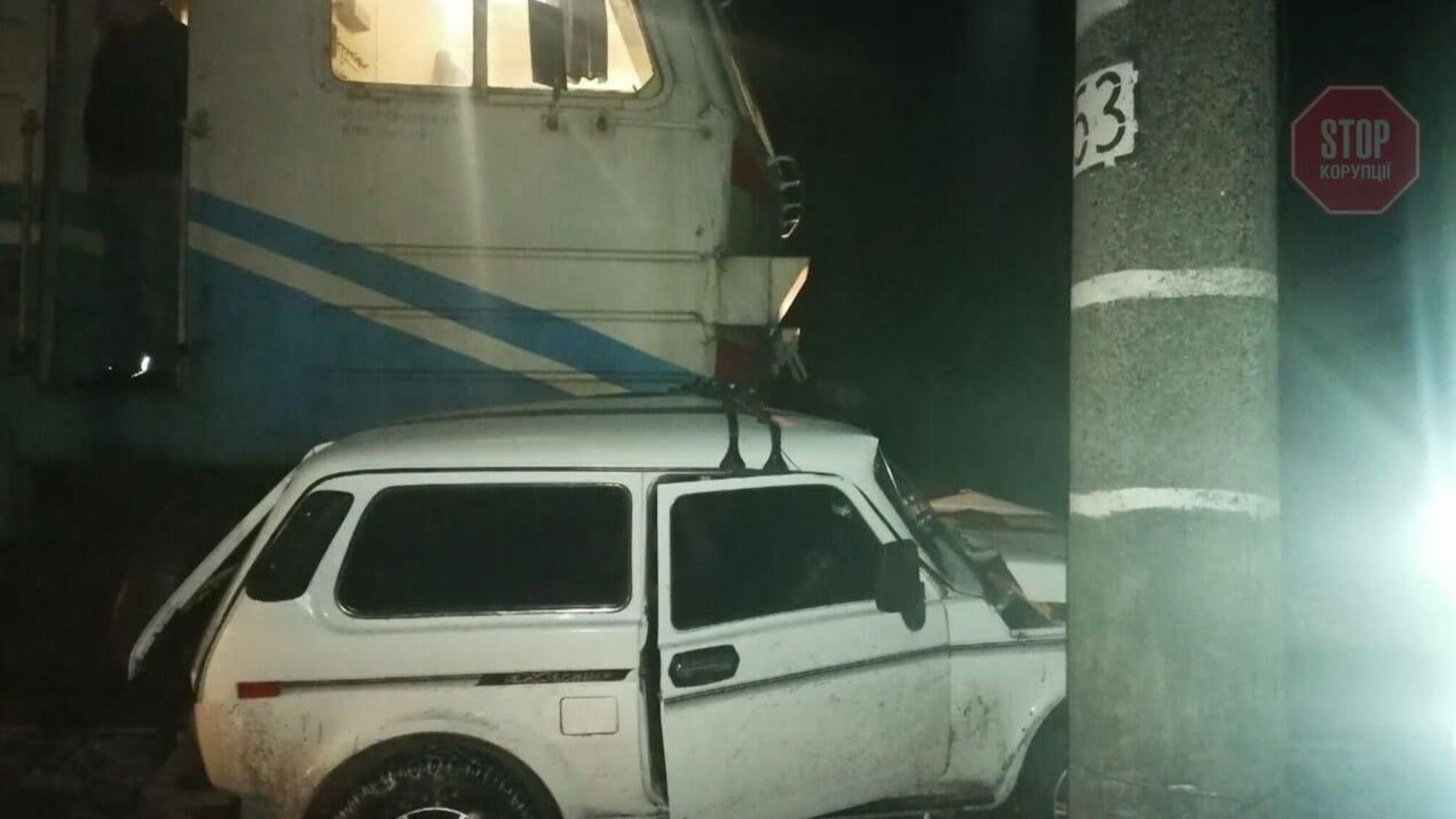 Хотів проскочити: під Києвом п’яний водій врізався в електричку (фото)