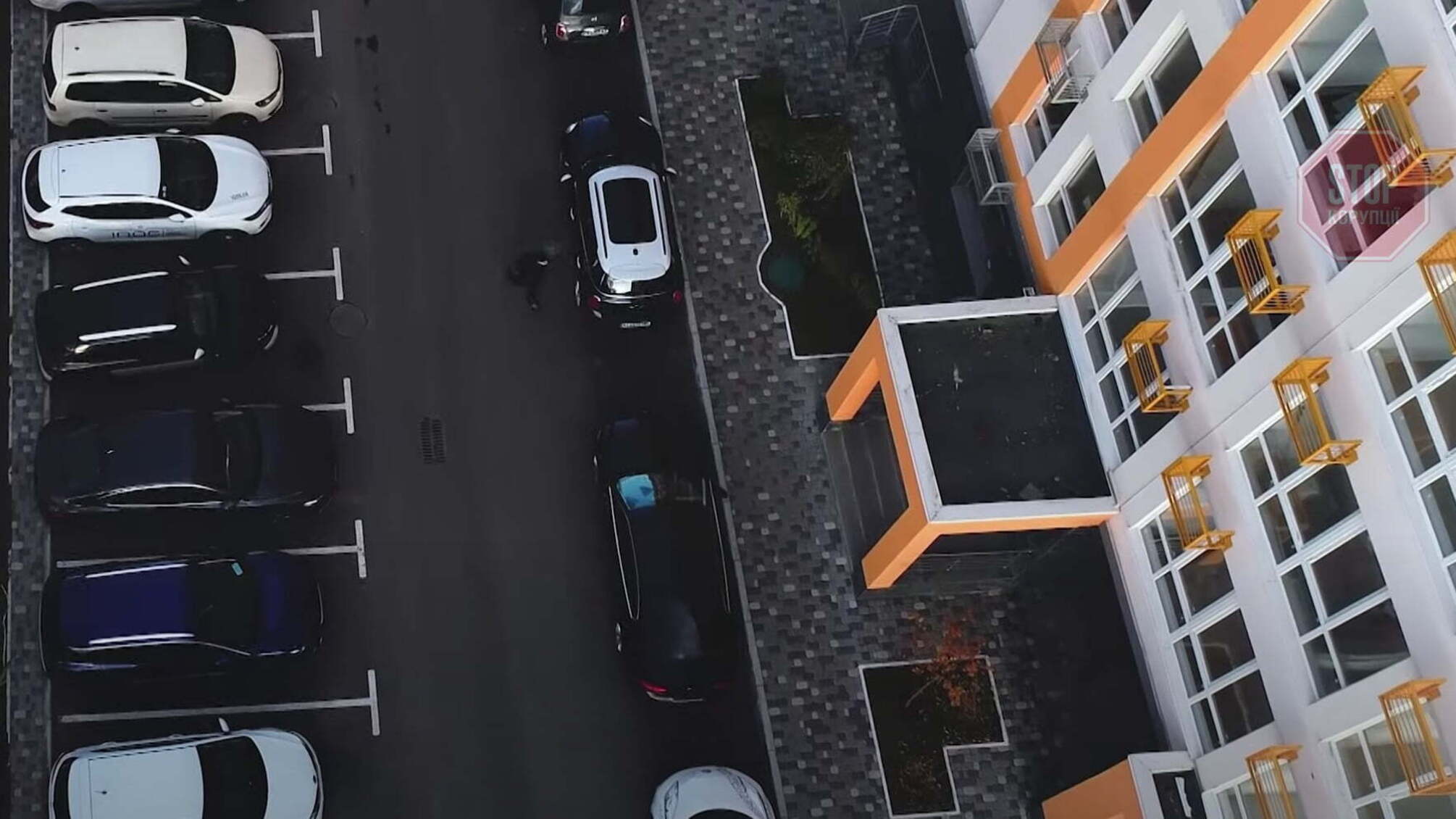 У столичному ЖК на 3 тисячі квартир побудували лише 100 машиномісць