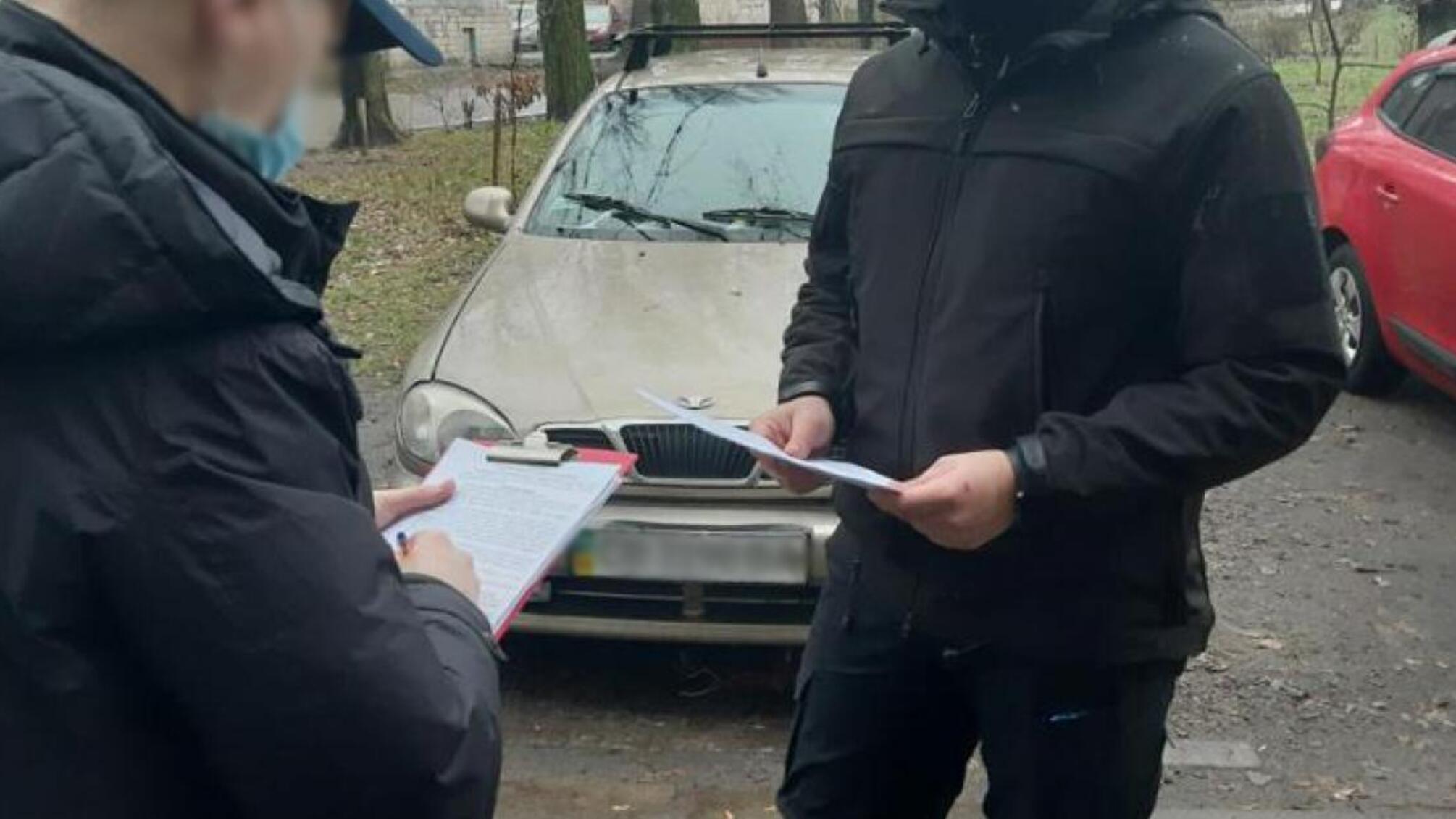 Обікрали 66-річного громадянина на майже 13 000 доларів – 6 особам, серед яких двоє оперуповноважених Київської поліції, повідомлено про підозру