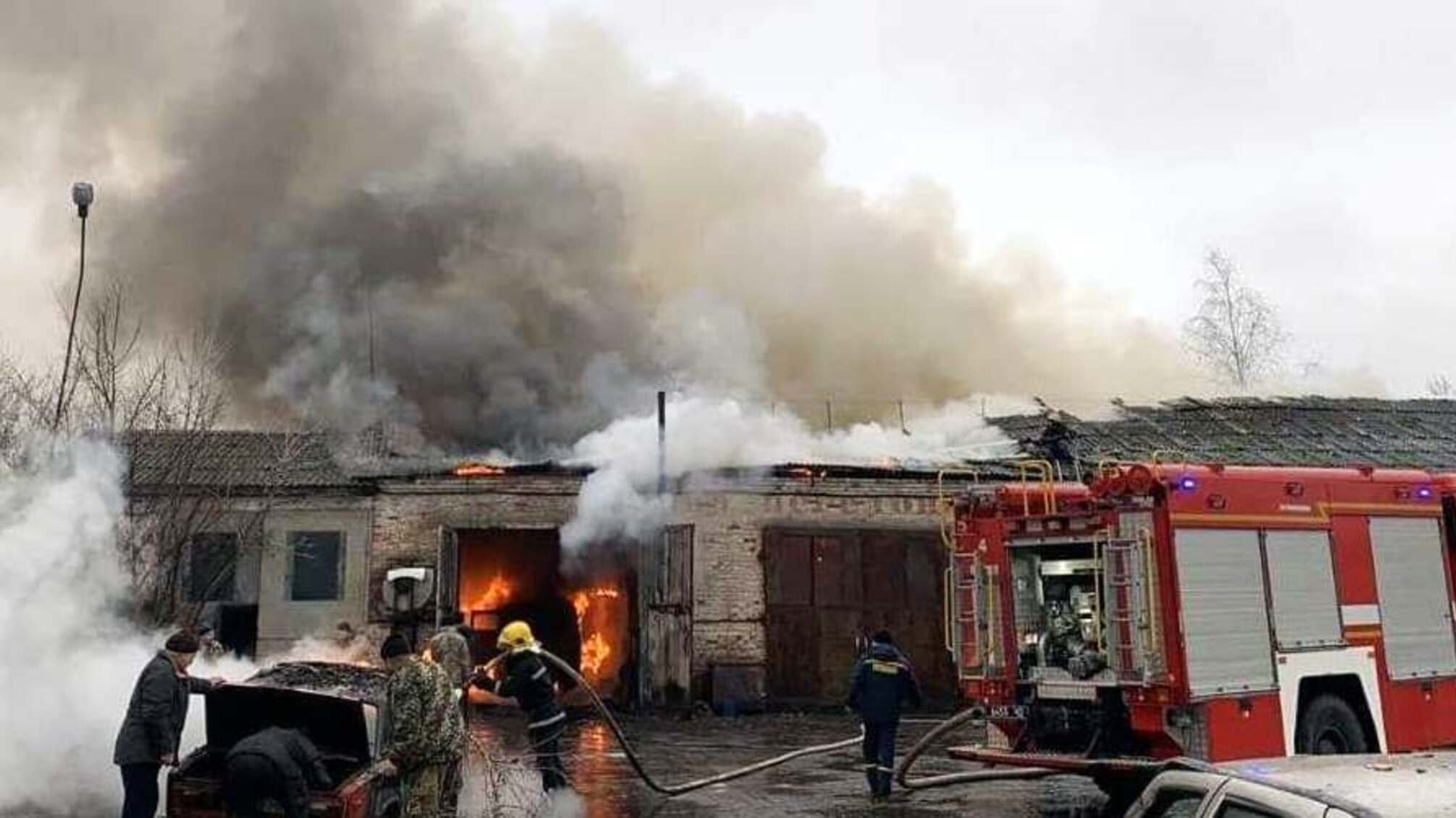 Чернігівська область: рятувальники ліквідували пожежу ремонтної майстерні автомобілів