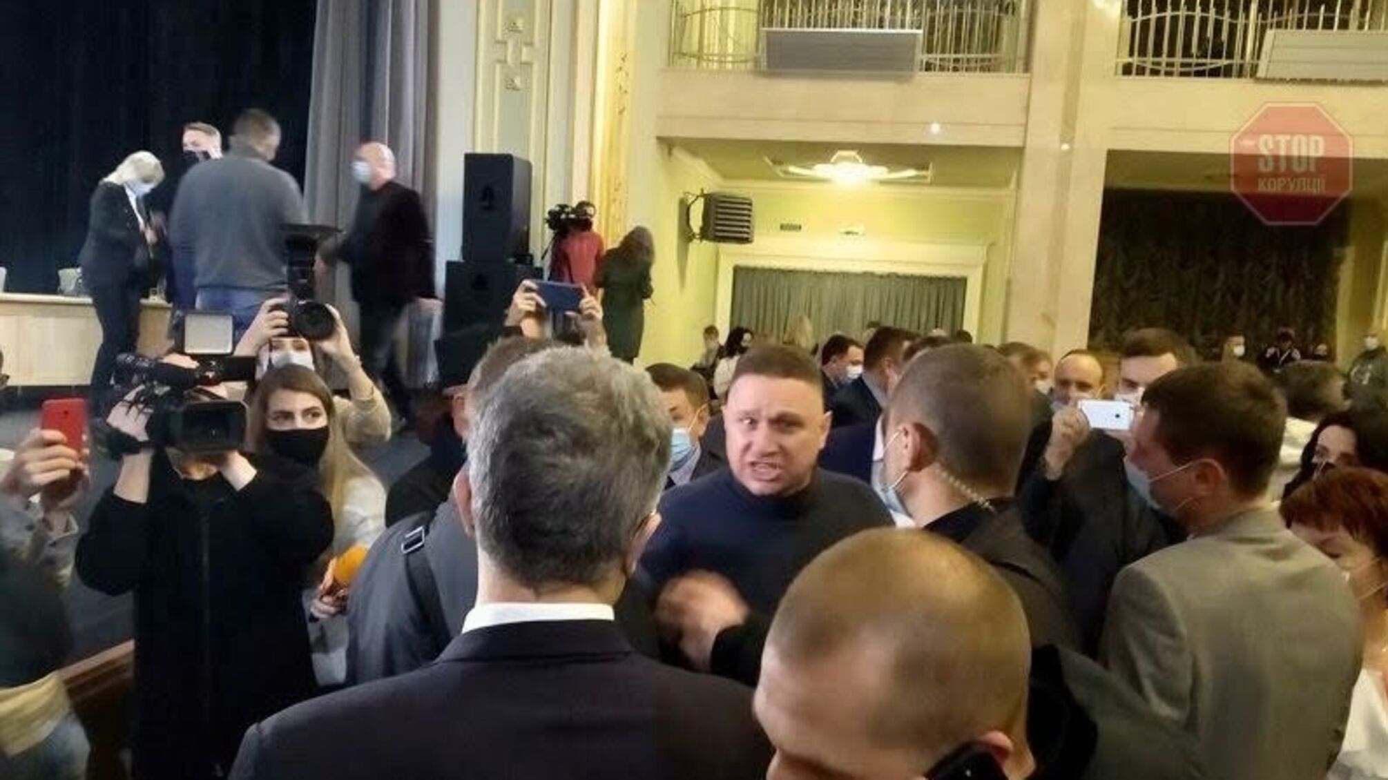 У Рівному боєць АТО засипав звинуваченнями Порошенка та вчепився йому в руку (відео)