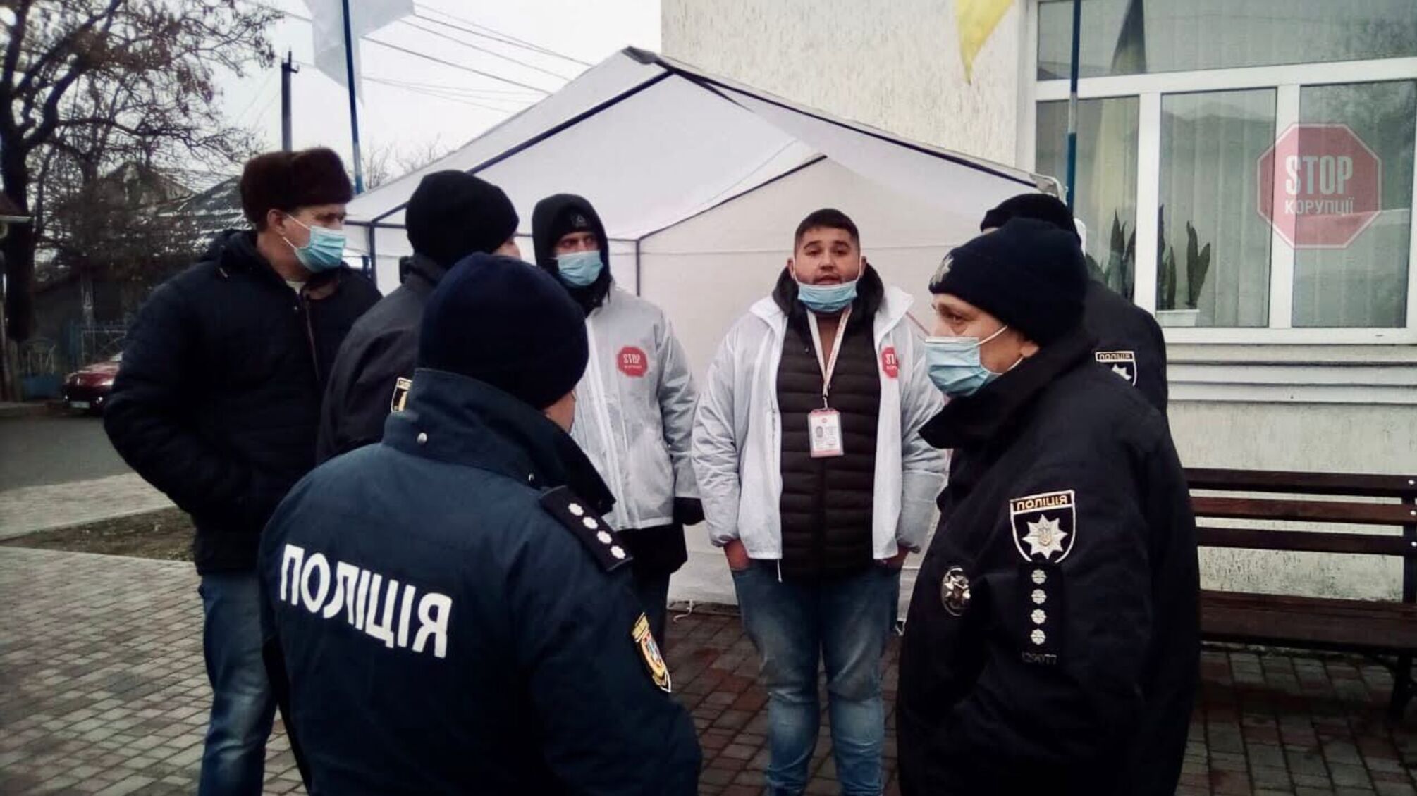 На Одещині, поки вантажівки з гранітного кар’єру руйнували міст, поліція боролася з наметом активістів (відео)