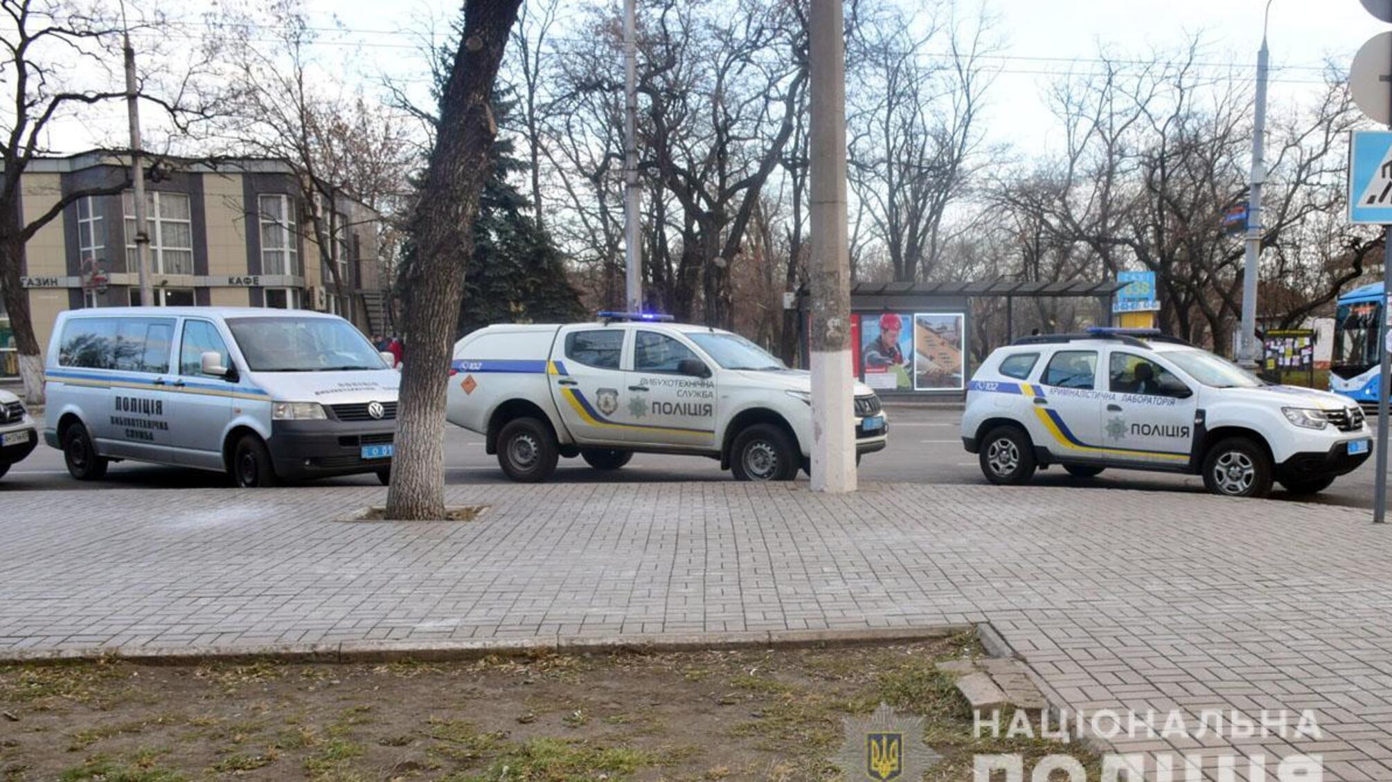 Поліцейські затримали чоловіка, який захопив трьох заручників у відділенні банку Маріуполя