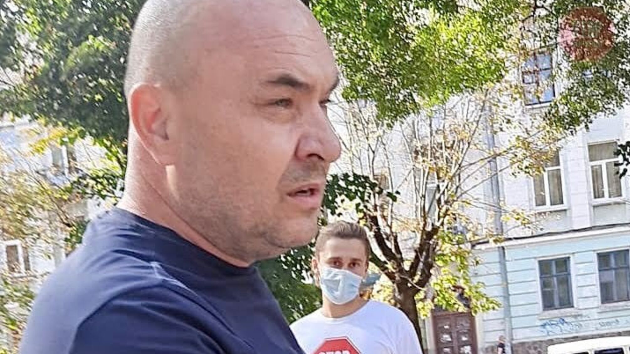 У Тернополі бізнесмен-боржник Поріцький показав журналістам непристойний жест і ледь не спричинив ДТП