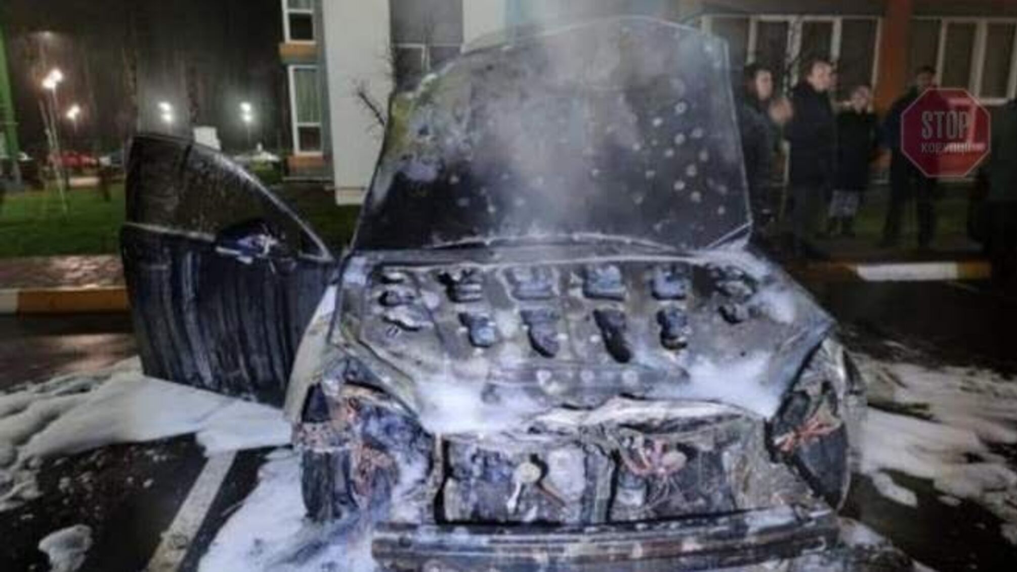 На Київщині двоє чоловіків підпалили ''Lexus'' працівника ДФС (відео)