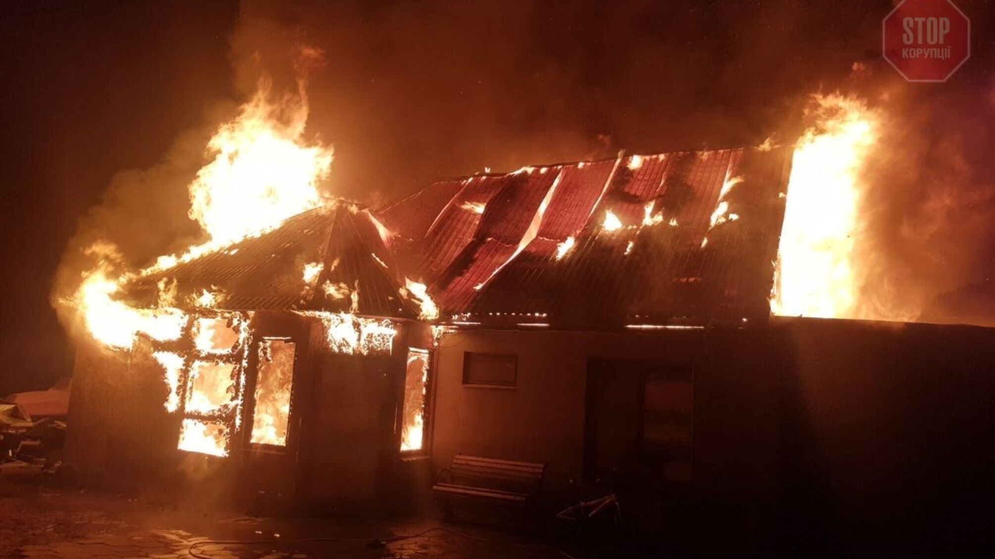 Через новорічну гірлянду на Одещині згорів житловий будинок (фото)