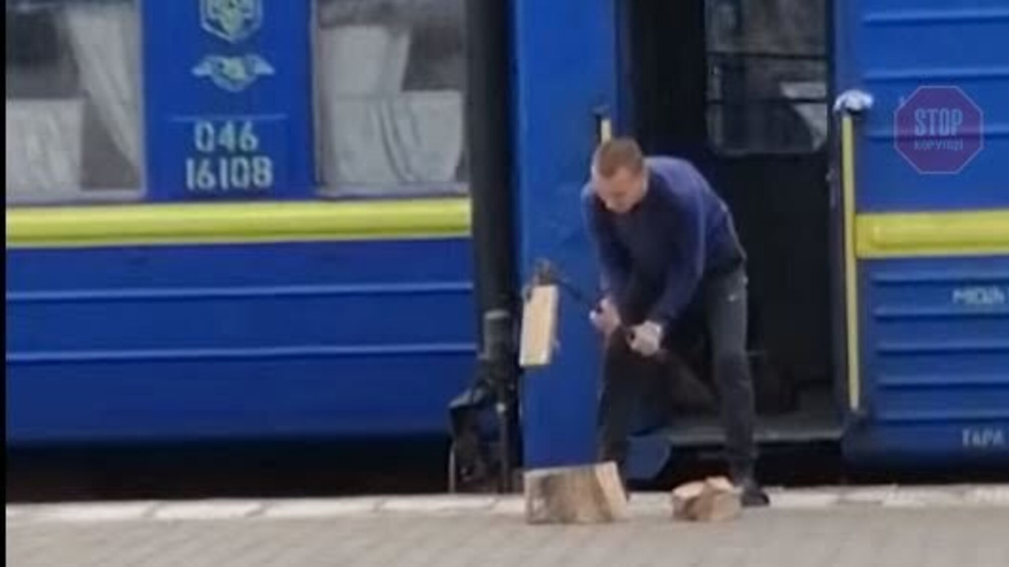 Панщина від «Укрзалізниці»: на Одеському вокзалі провідник рубав дрова для опалення вагону (відео)