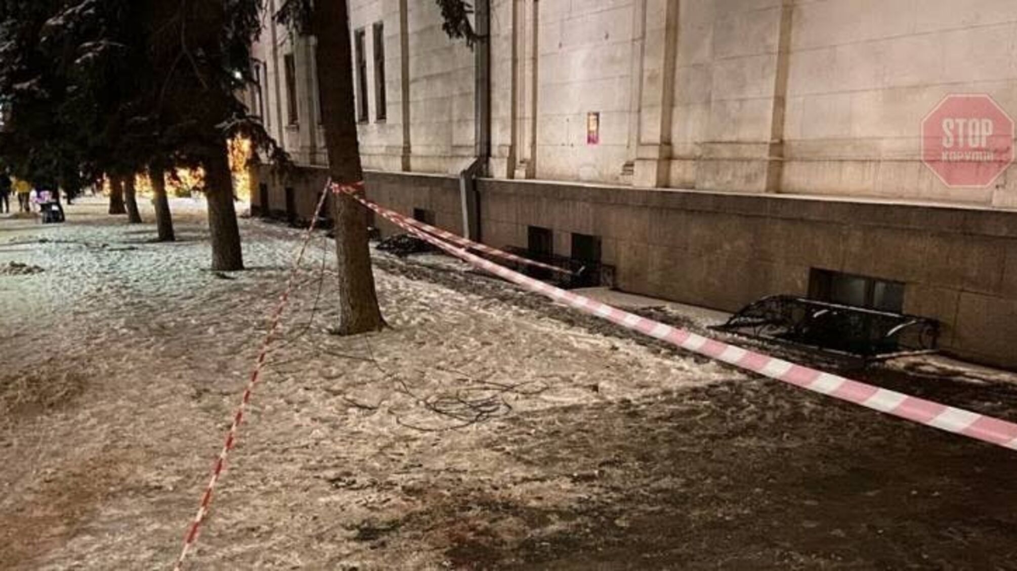 На Донеччині будівельник зірвався з даху драмтеатру і розбився