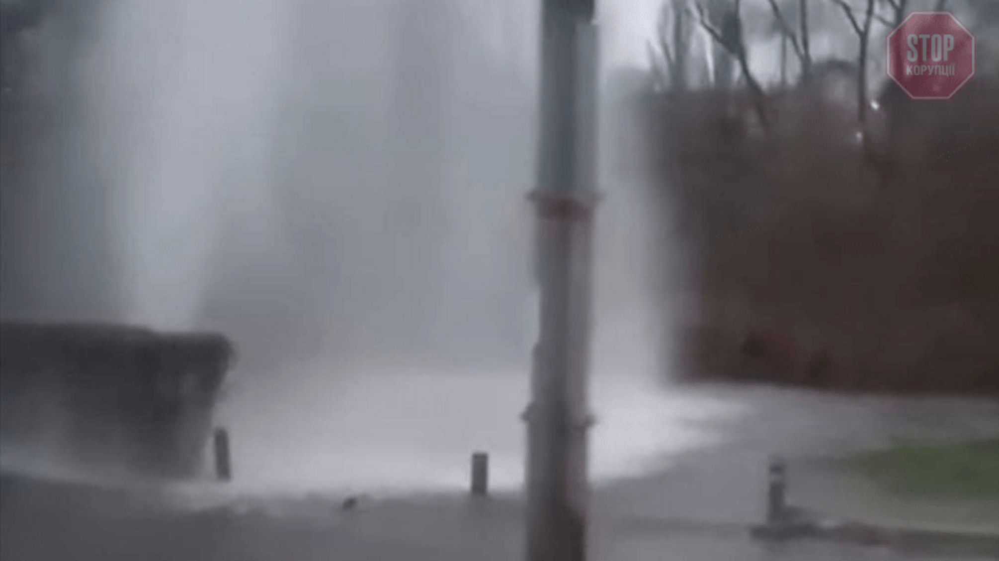 Схоже на гейзер: у Києві на вулиці Лобановського видовищно прорвало трубу (відео)