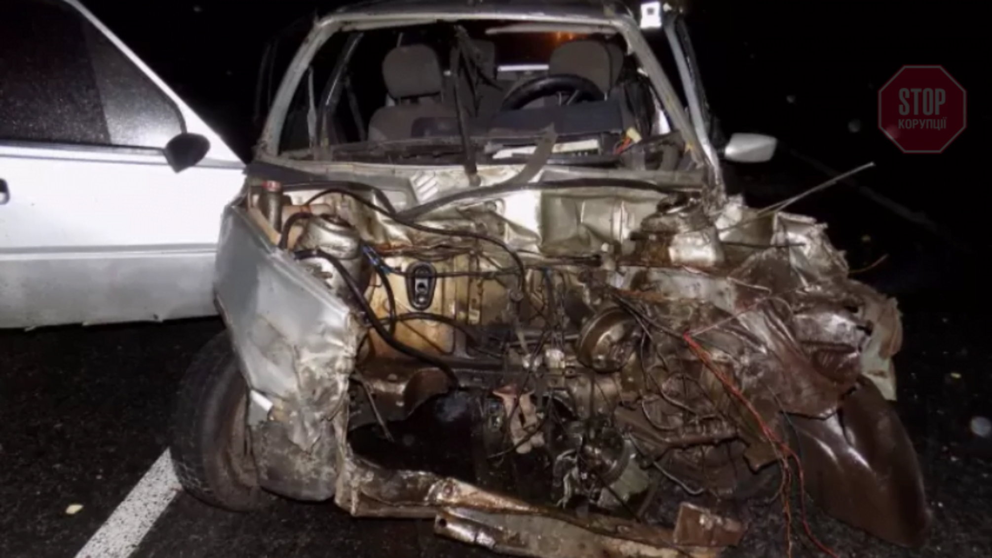 Молода родина потрапила в ДТП: на Вінниччині автівка врізалась у вантажівку