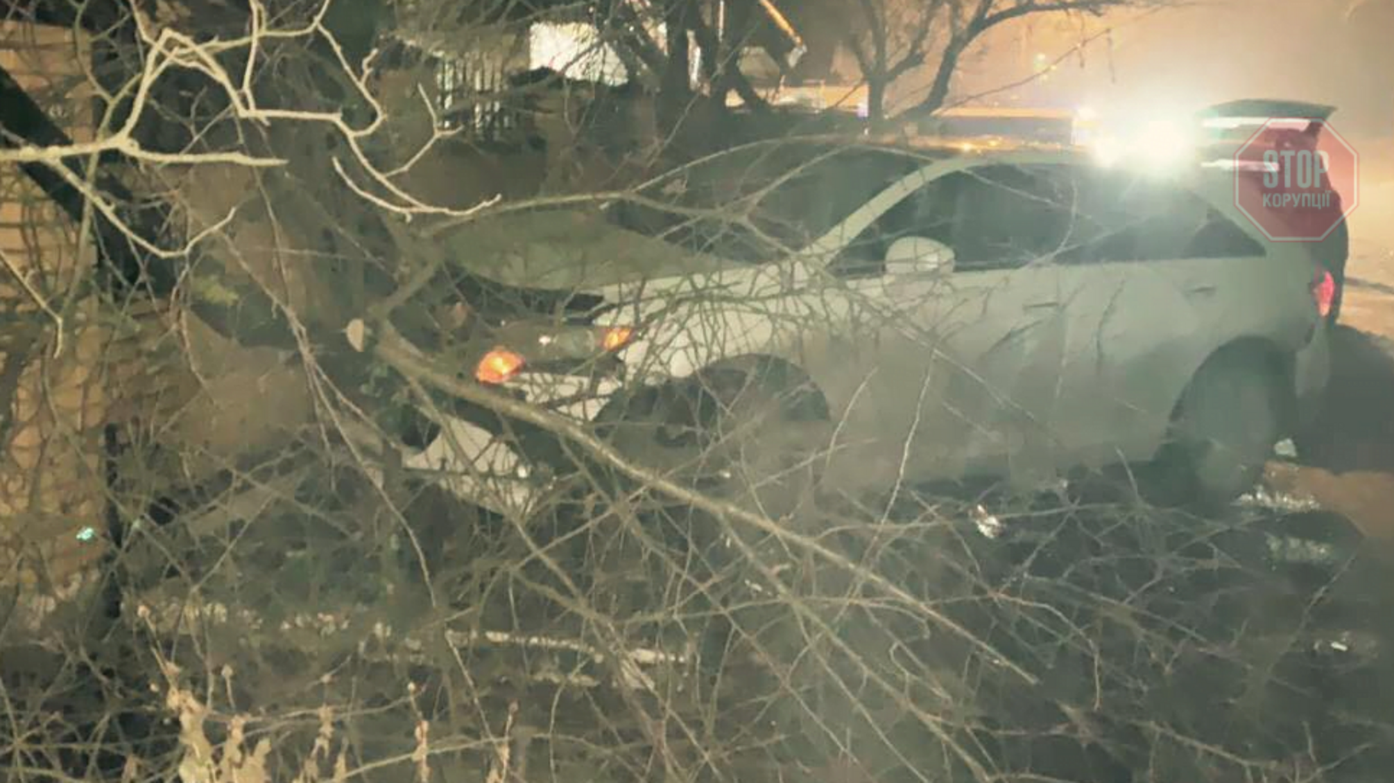 У столиці п'яний капітан поліції протаранив автівку і паркан (фото, відео)