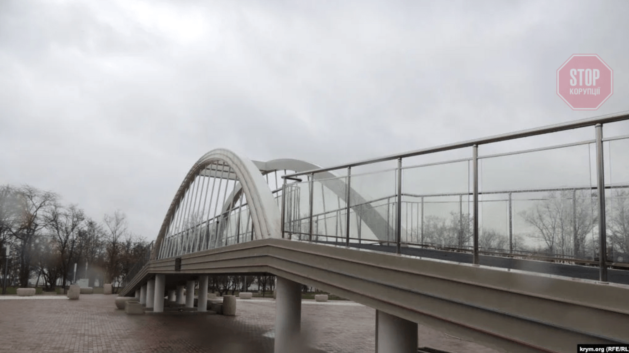 В окупованому РФ Криму тріснула копія Керченського мосту (фото)