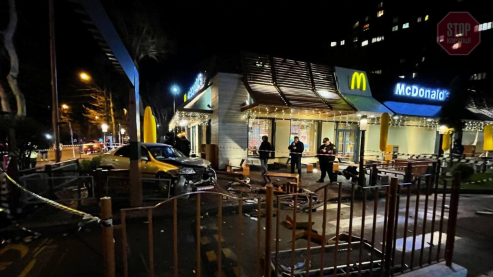 В Одесі автівка протаранила McDonald's, є постраждала (фото)