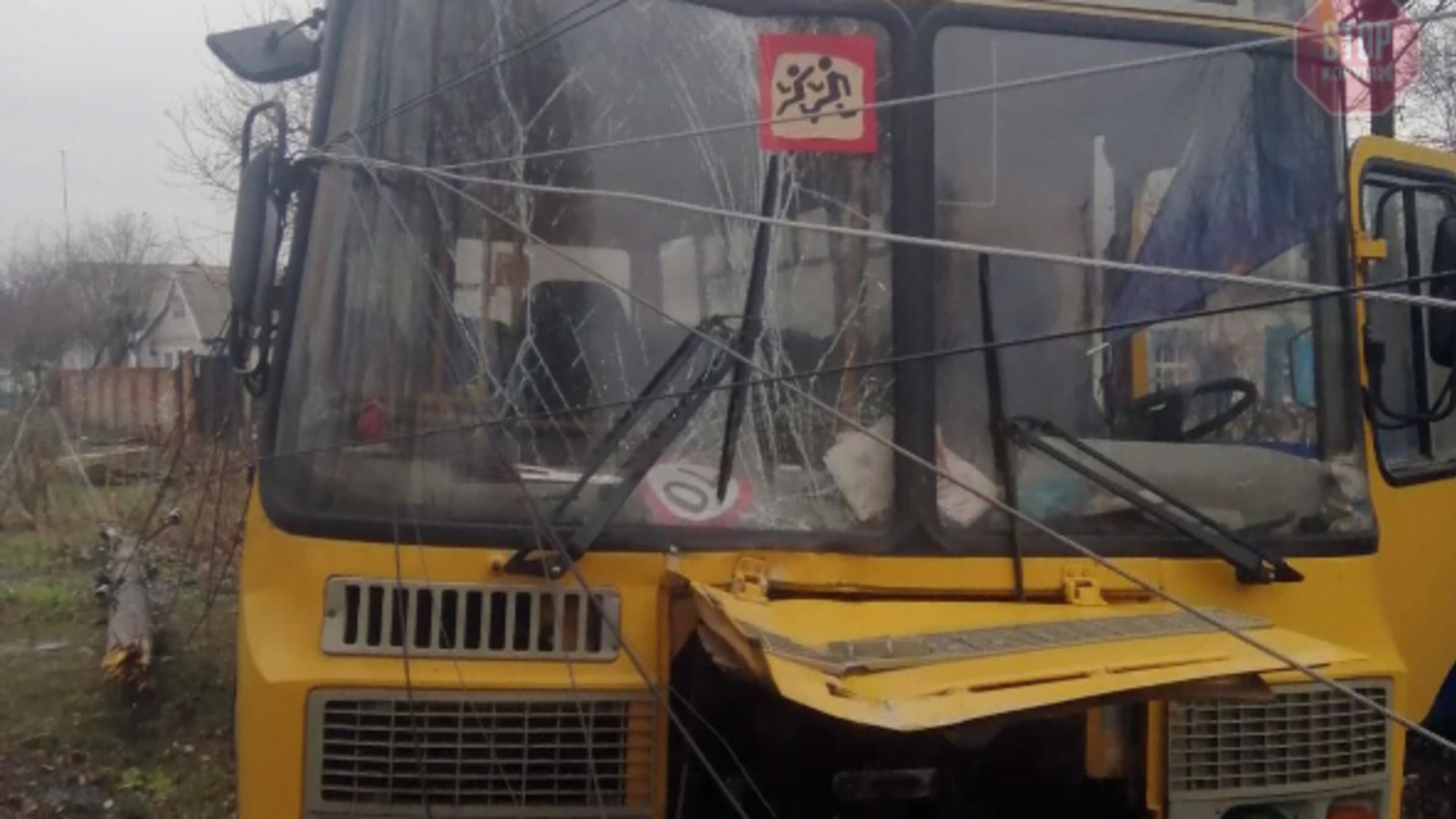 На Полтавщині шкільний автобус потрапив у ДТП, є травмовані