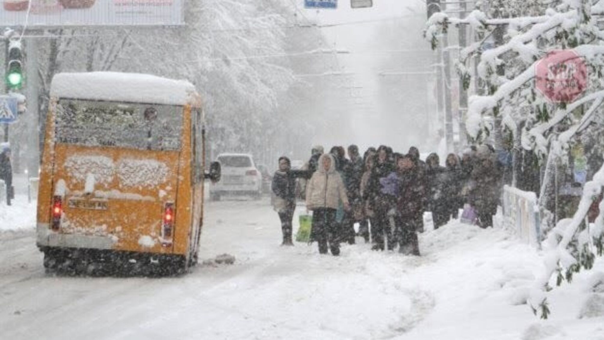 В Україну йде льодяний дощ та сніг