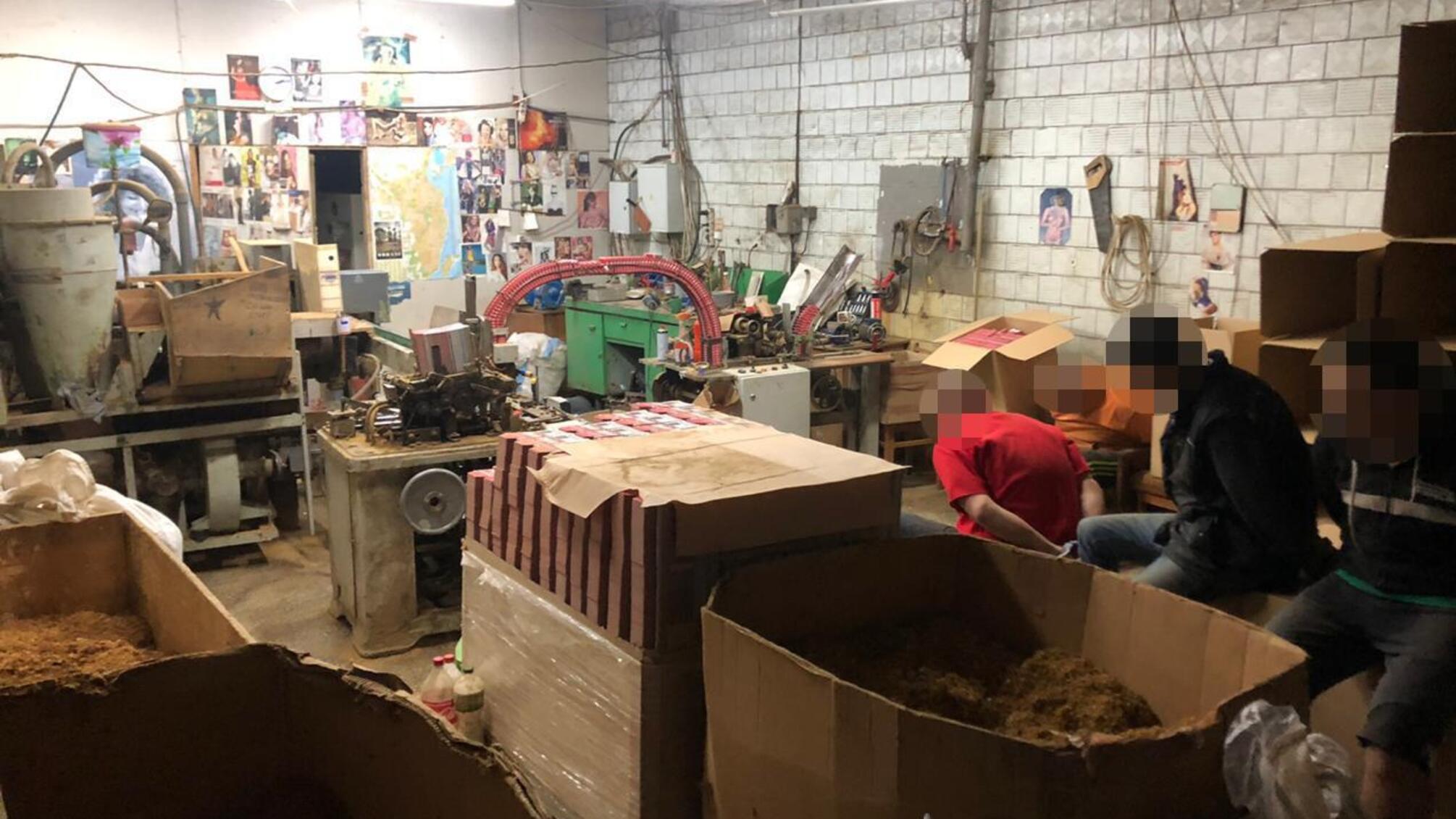 Львівські поліцейські ліквідували підпільне виробництво тютюнових виробів з місячним оборотом у 60 мільйонів гривень