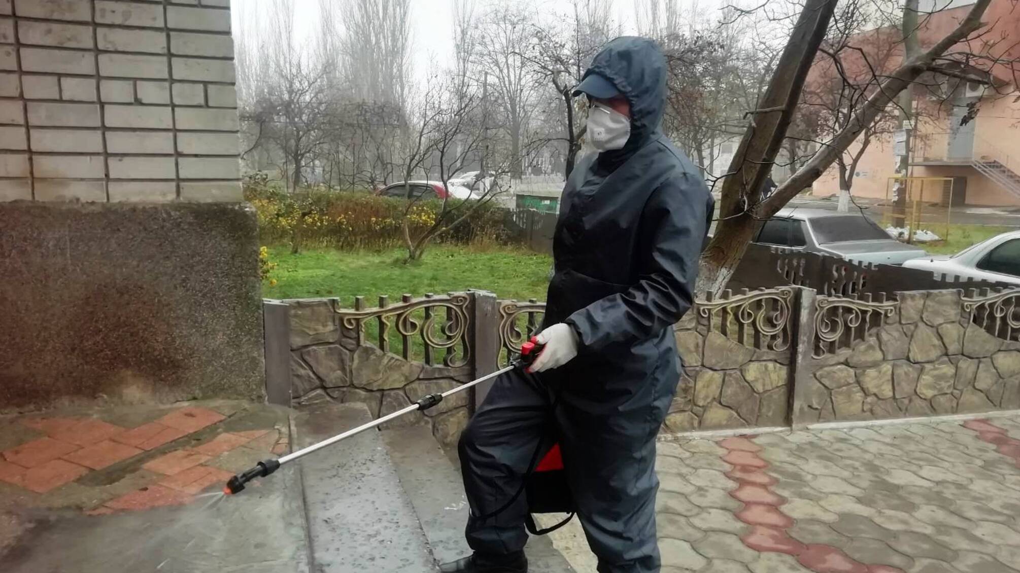 З початку виконання протиепідемічних заходів рятувальники ДСНС провели санітарну обробку вже більш ніж 105 тисяч об'єктів та 50 тис. км автодоріг