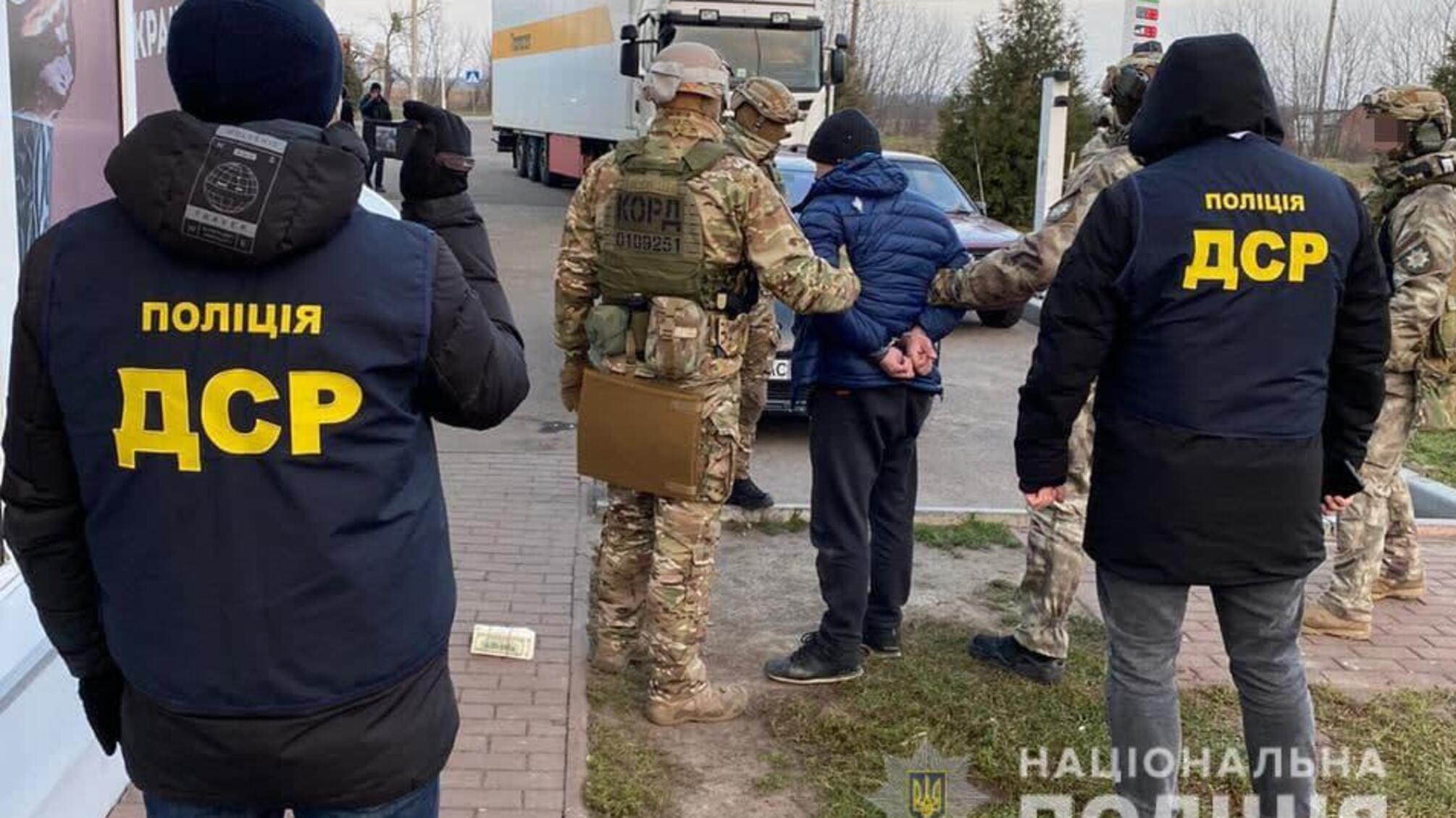 На Волині поліцейські викрили групу осіб у вимаганні 60 тисяч доларів «боргу»