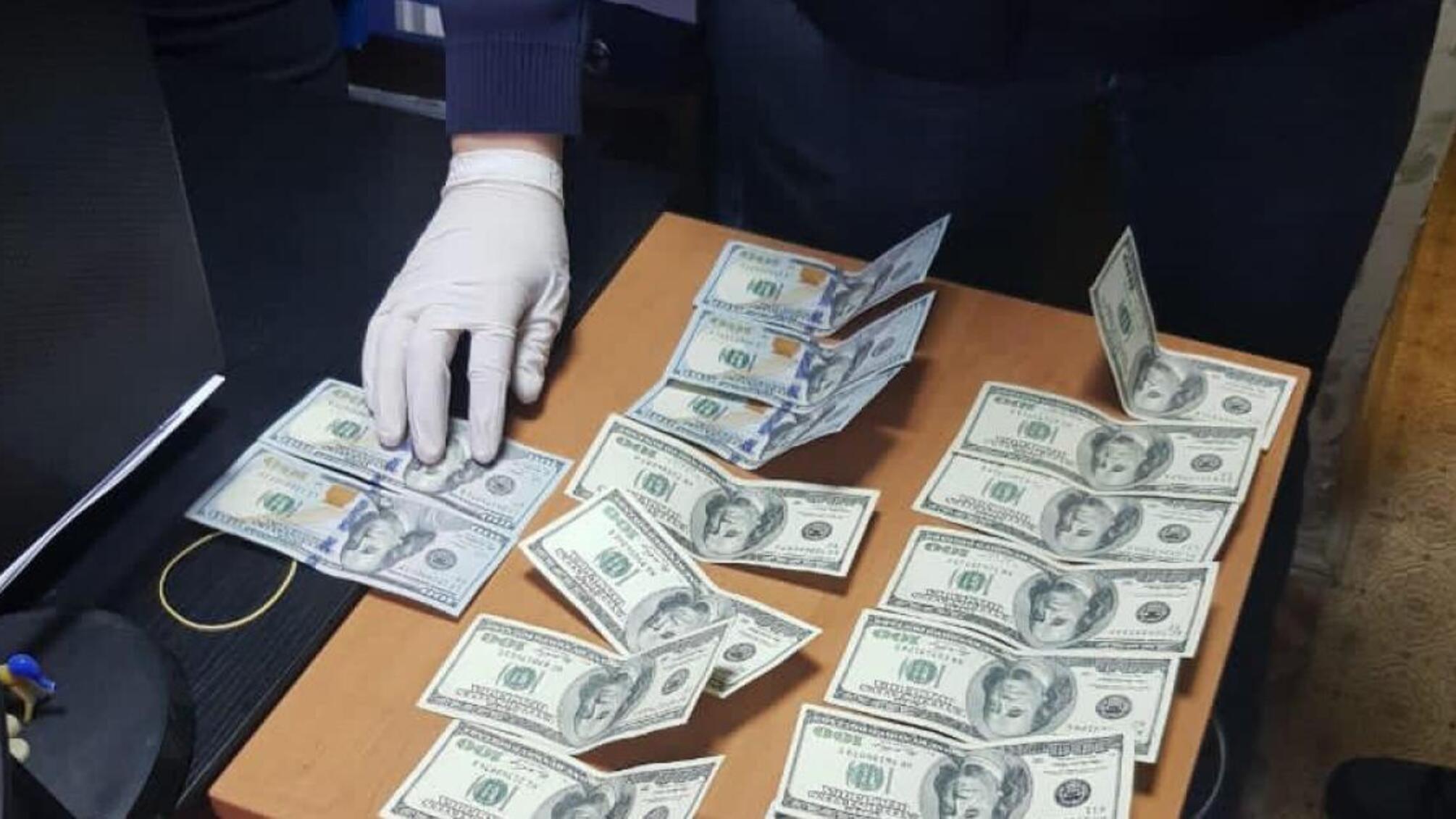 На Херсонщині затримали податківця за одержання 3000 доларів США неправомірної вигоди