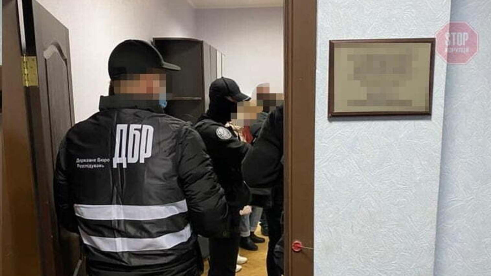 У столиці затримали трьох поліцейських за вимагання хабаря (фото)